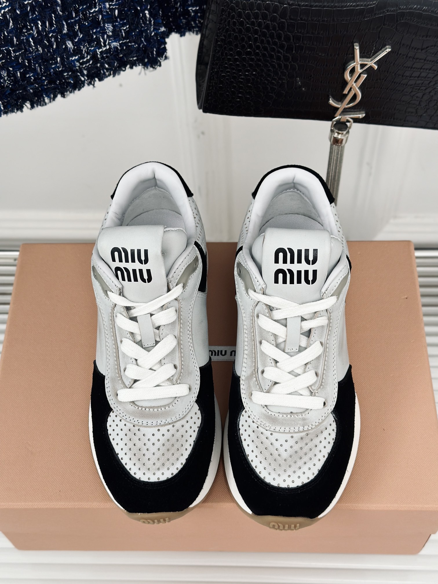MiuMiu/缪缪24s早春新品复古休闲运动鞋️️简约的运动板鞋设计极具辨识度的鞋舌打造佛系甜美的休闲风