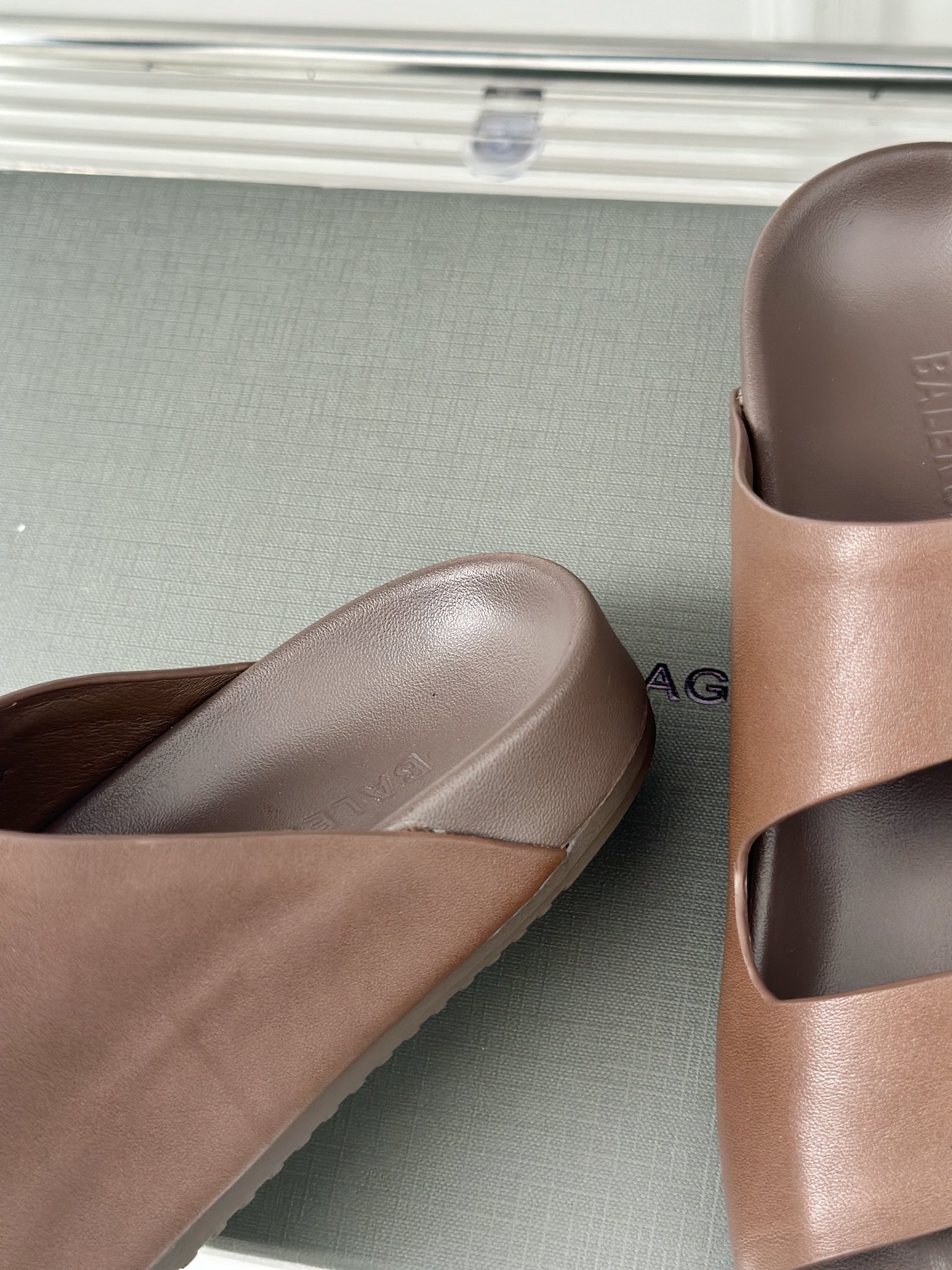 Balenciag*巴黎世家24s新品五趾造型两带拖鞋️将时髦发挥到极致巴黎的鞋子绝对开了挂因为真的每一