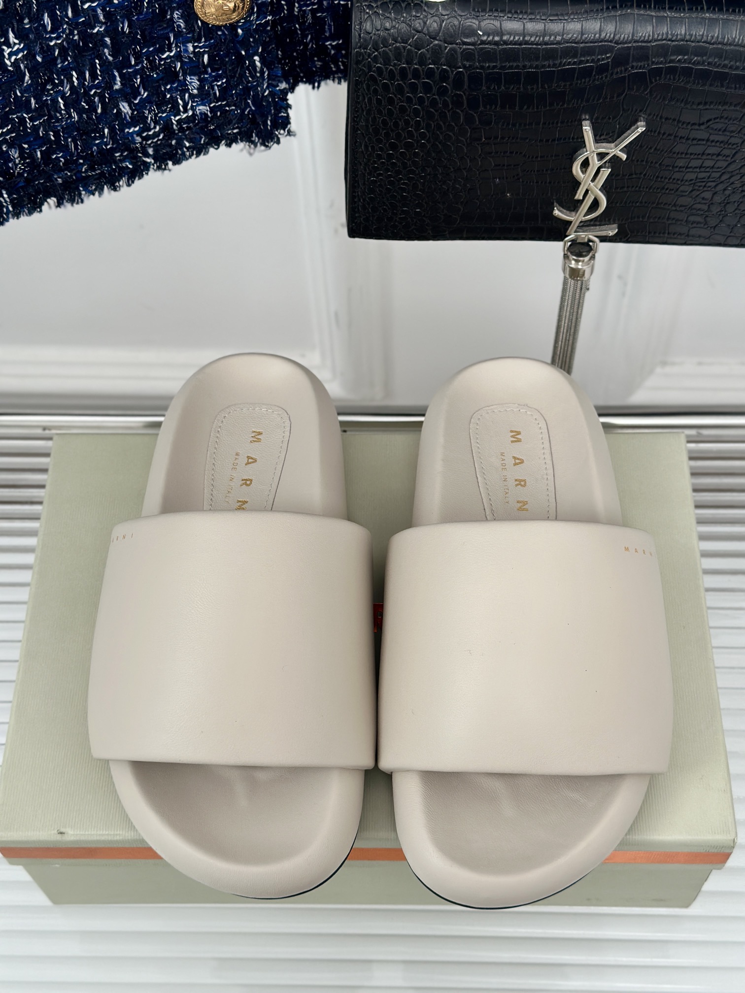 Marni玛尼24S面包懒人拖鞋这一系列这真的是绝了怎么会这么美！整个系列色调都给人柔和安稳的氛围胖乎乎