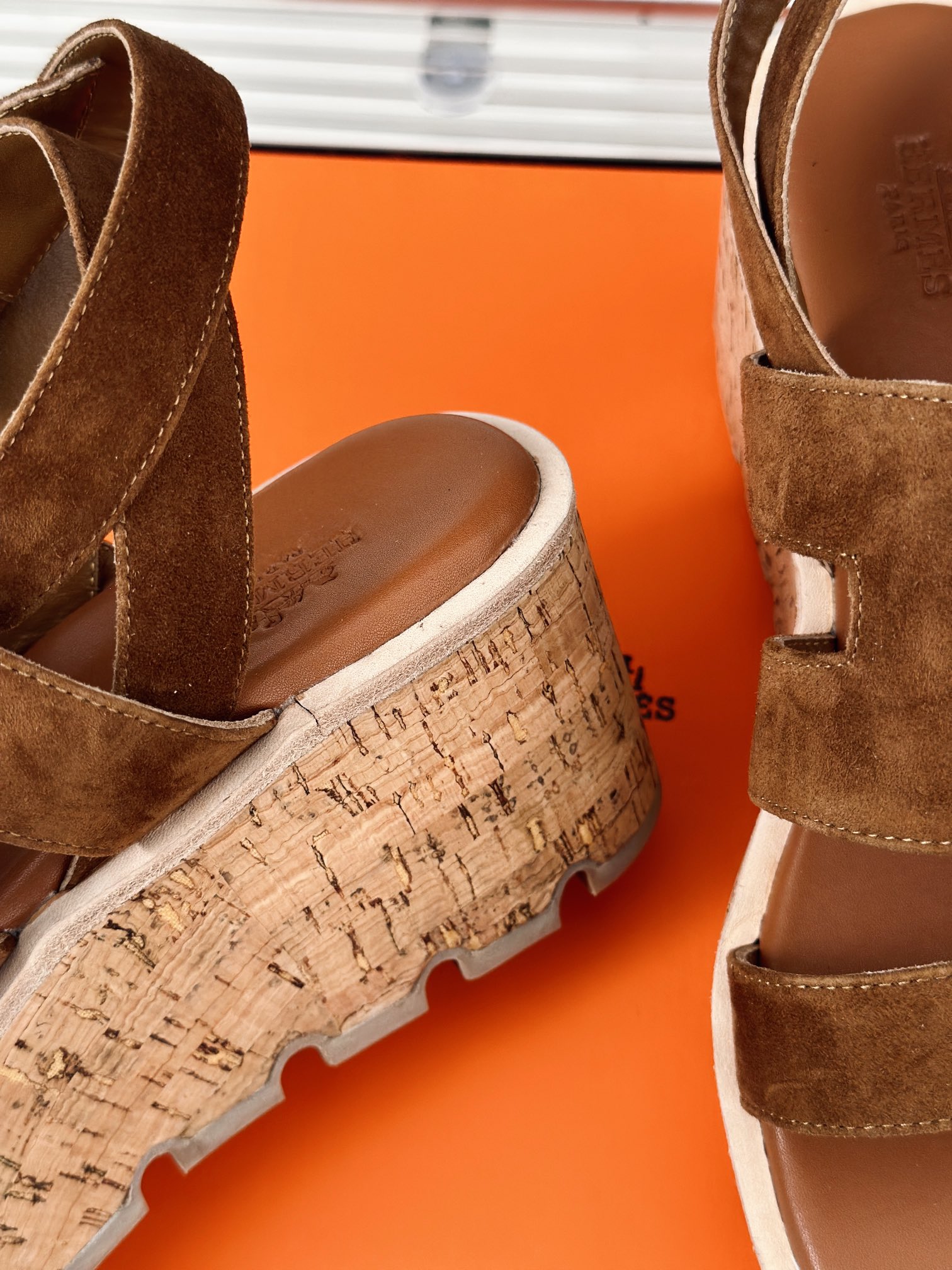 Hermès/爱马仕经典H厚底凉鞋依旧是永恒经典的H造型极约复古的设计浓厚的异域风情厚底在拉长腿方面真的