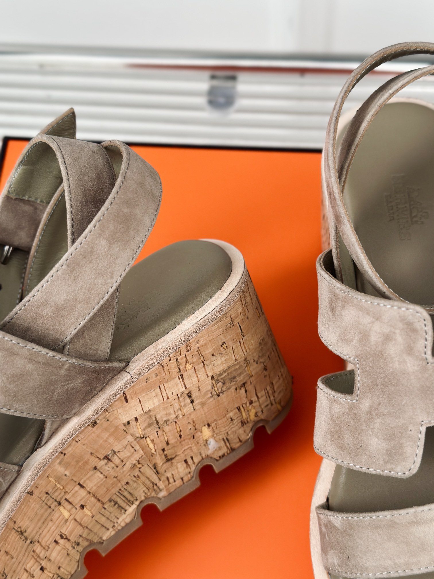 Hermès/爱马仕经典H厚底凉鞋依旧是永恒经典的H造型极约复古的设计浓厚的异域风情厚底在拉长腿方面真的