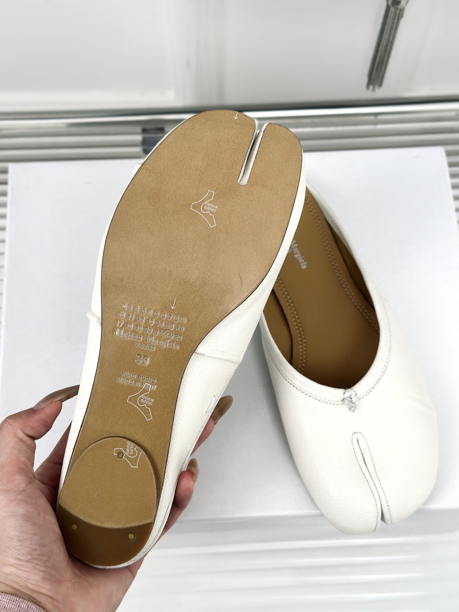 MaisonMargielaMM6马吉拉复古芭蕾舞鞋半拖分趾鞋刻着“时髦”两字的猪蹄分趾鞋这次在原来的基