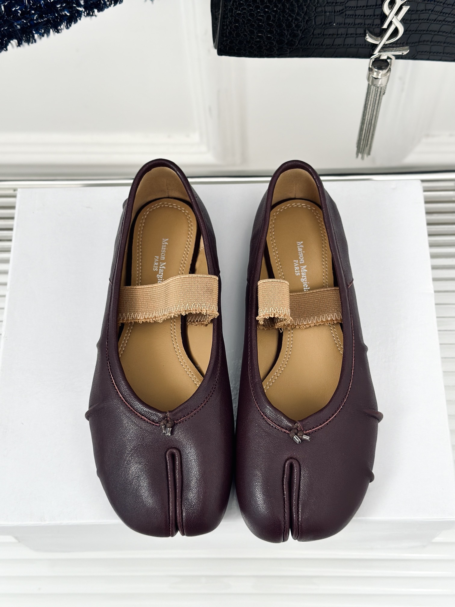 MaisonMargielaMM6马吉拉复古芭蕾舞鞋半拖分趾鞋刻着“时髦”两字的猪蹄分趾鞋这次在原来的基