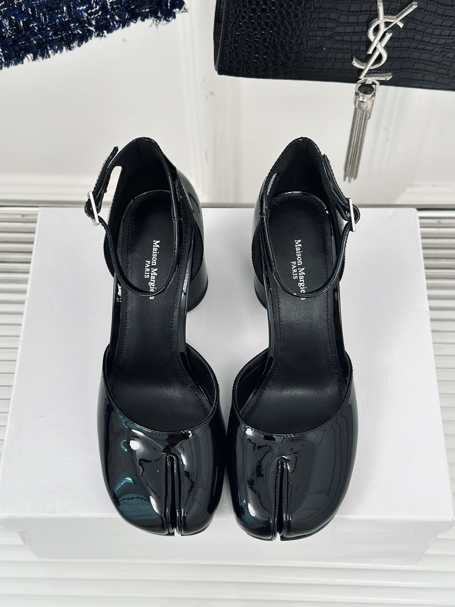 MaisonMargielaMM6马吉拉复古分趾鞋系列刻着“时髦”两字的猪蹄分趾鞋这次在原来的基础上又做