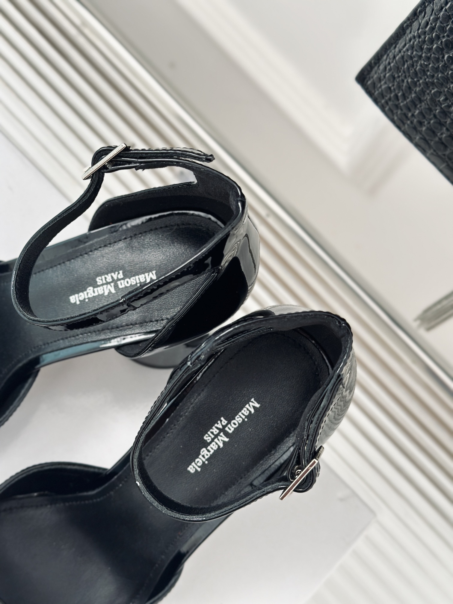MaisonMargielaMM6马吉拉复古分趾鞋系列刻着“时髦”两字的猪蹄分趾鞋这次在原来的基础上又做