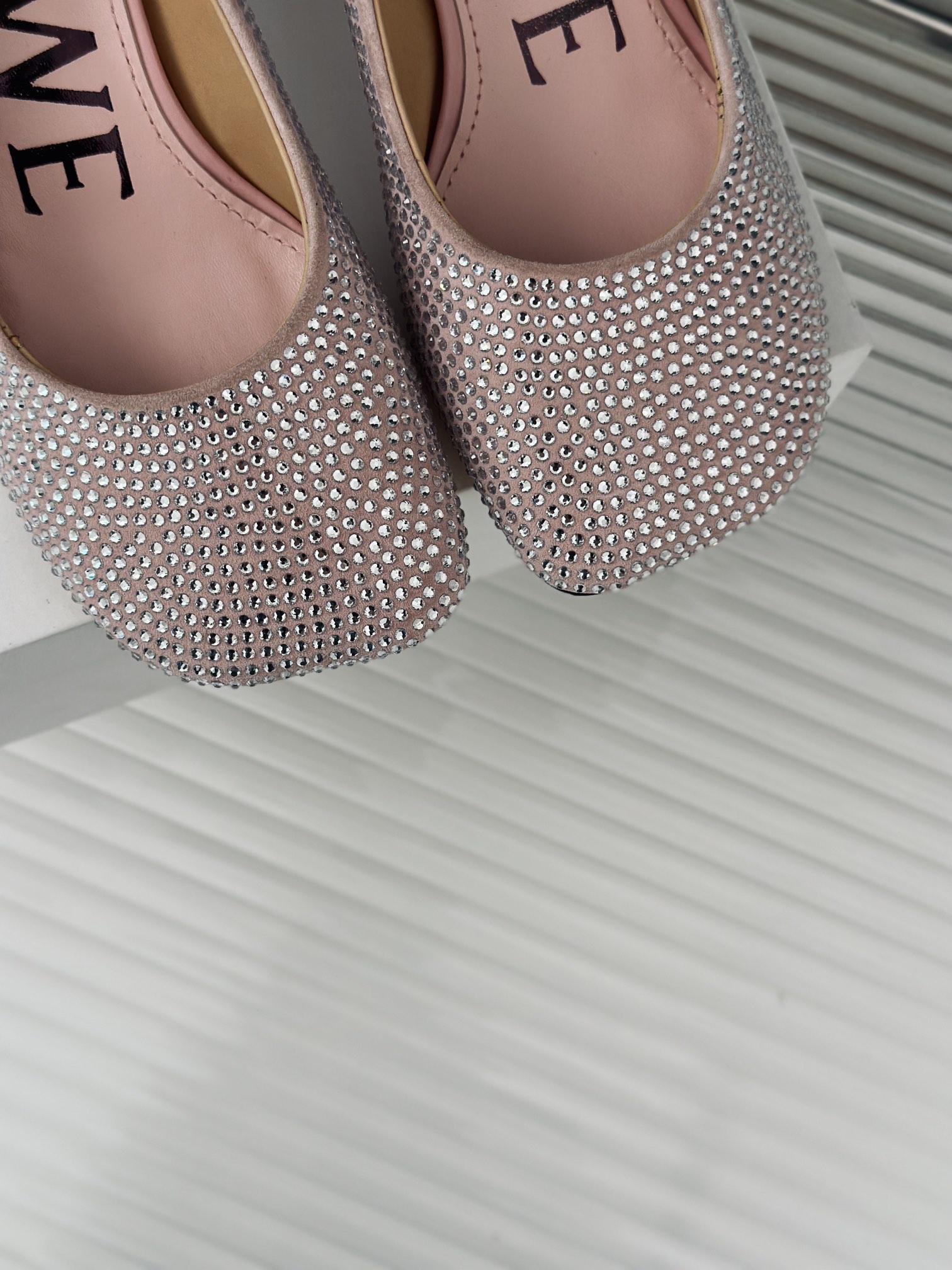 Loewe罗意威24S春夏新品杨幂同款水晶高跟鞋真是越看越上头那种!!!什么神仙鞋也太美了吧！完全仙女下