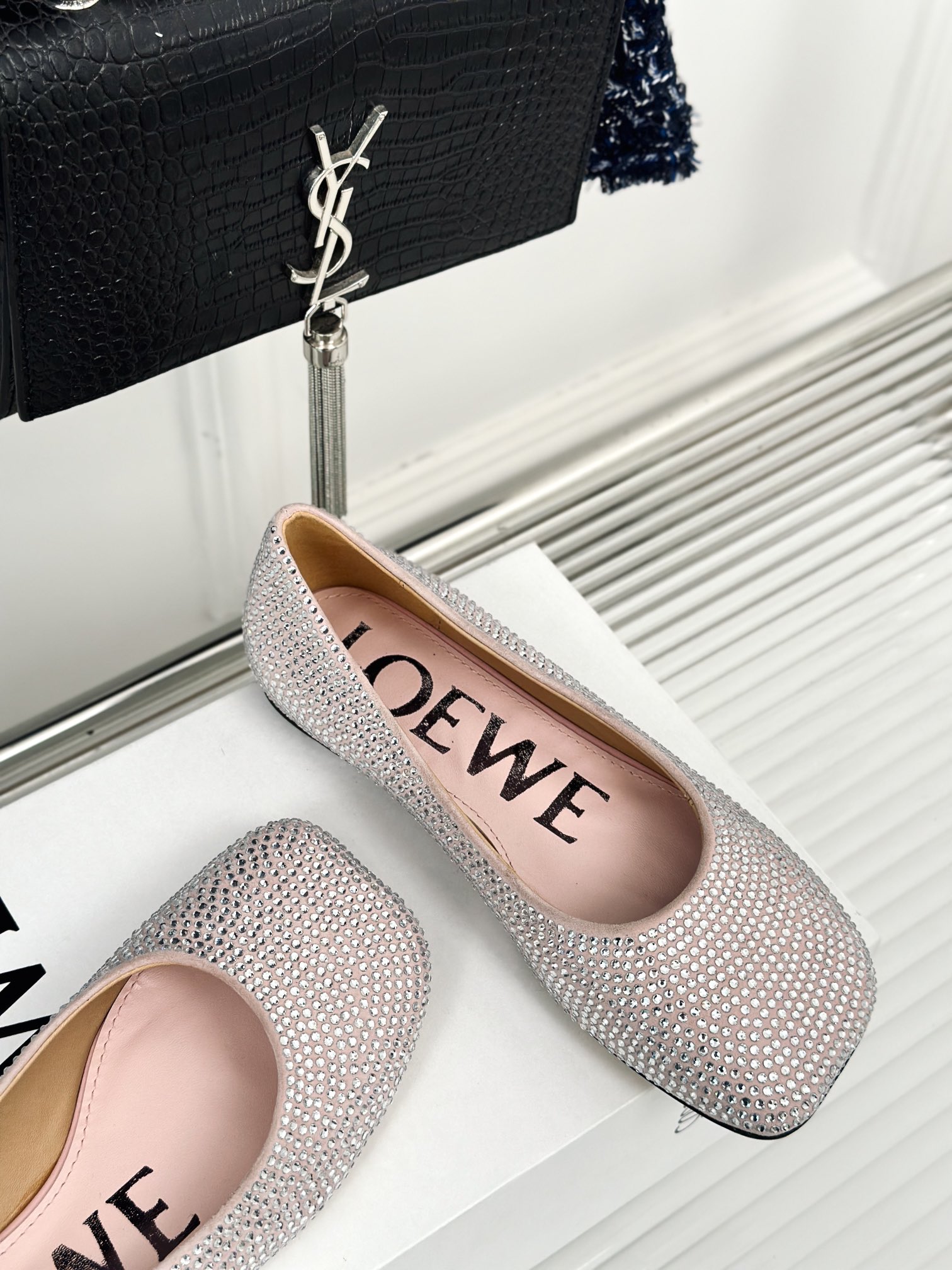 Loewe罗意威24S春夏新品杨幂同款水晶高跟鞋真是越看越上头那种!!!什么神仙鞋也太美了吧！完全仙女下