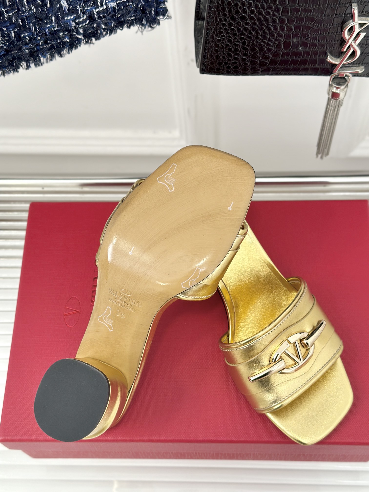 Valentin华伦天伦24s春夏新品粗跟凉拖鞋系列经典的大V扣元素设计彰显了品牌独有的风格奢华时尚极有