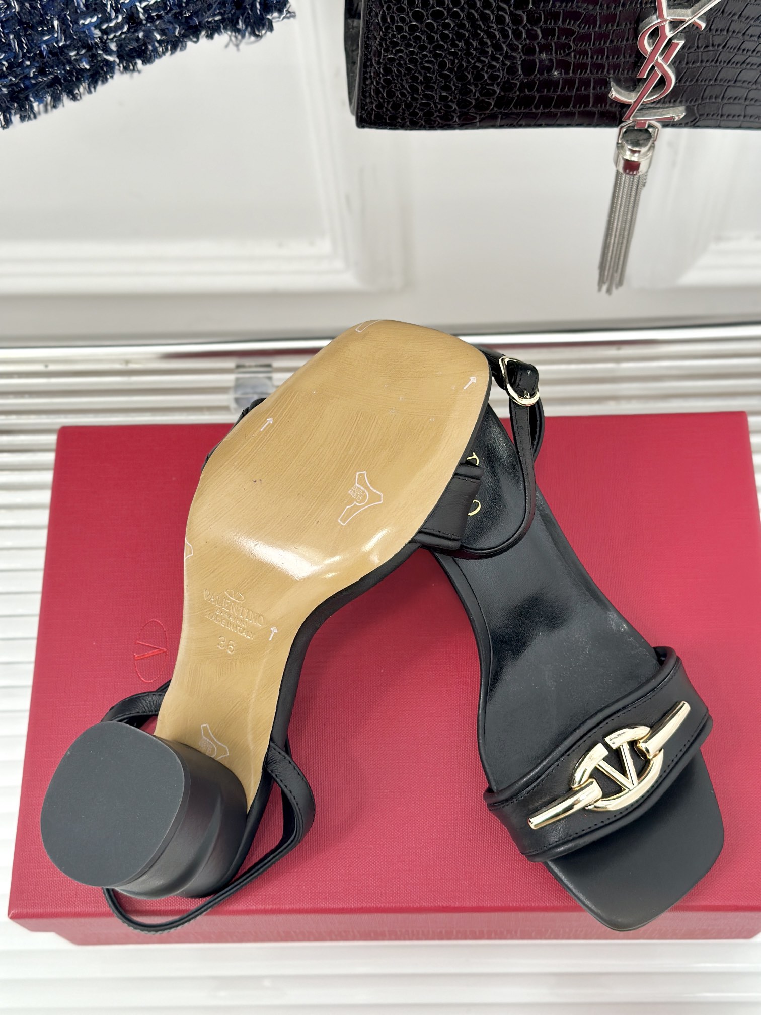 Valentin华伦天伦24s春夏新品粗跟凉拖鞋系列经典的大V扣元素设计彰显了品牌独有的风格奢华时尚极有
