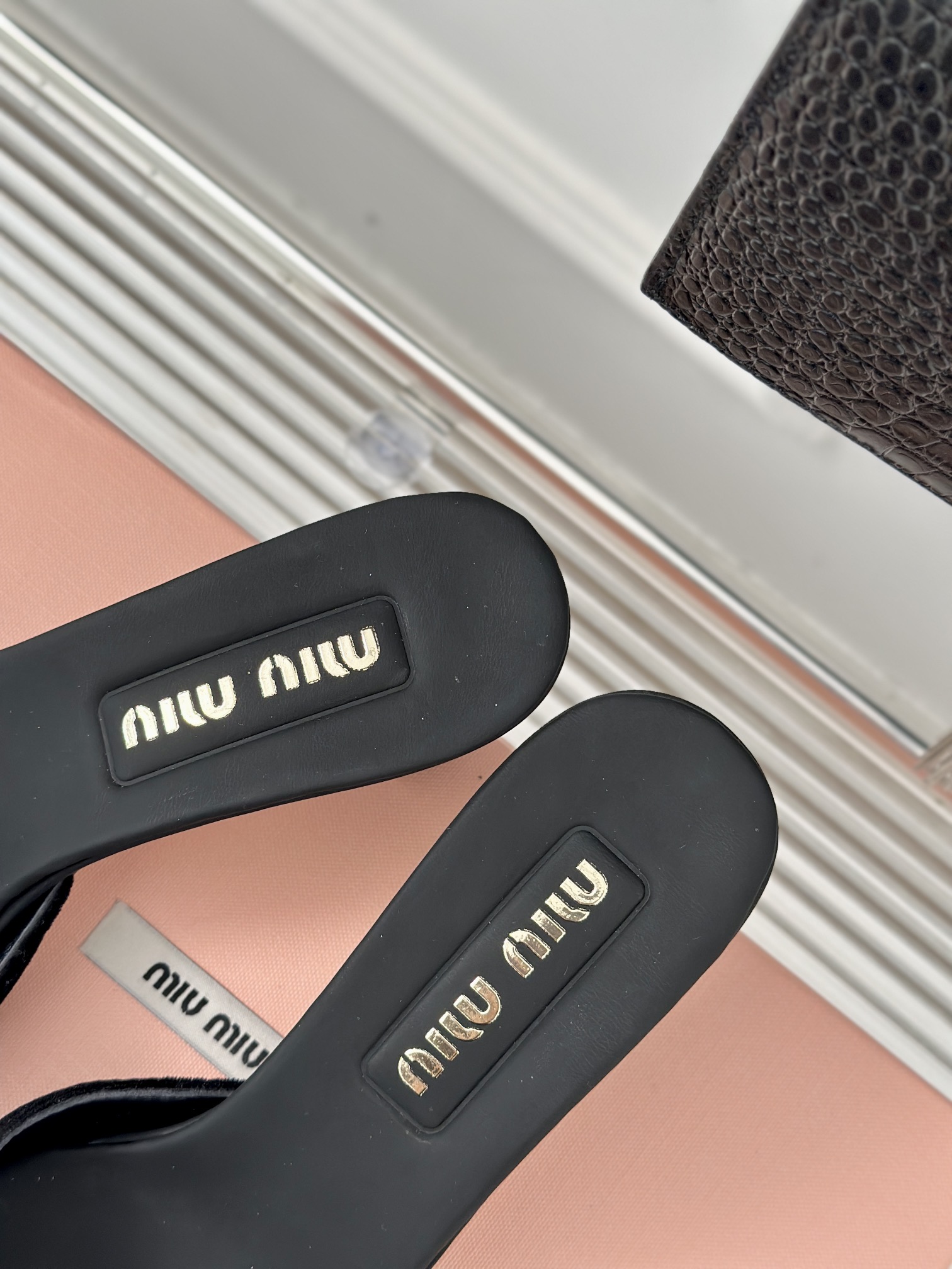 MIUMIU24新品经典蝴蝶结高跟拖鞋鞋面采用进口真丝/水钻内里垫脚均为羊皮意大利进口牛皮大底跟高7.5