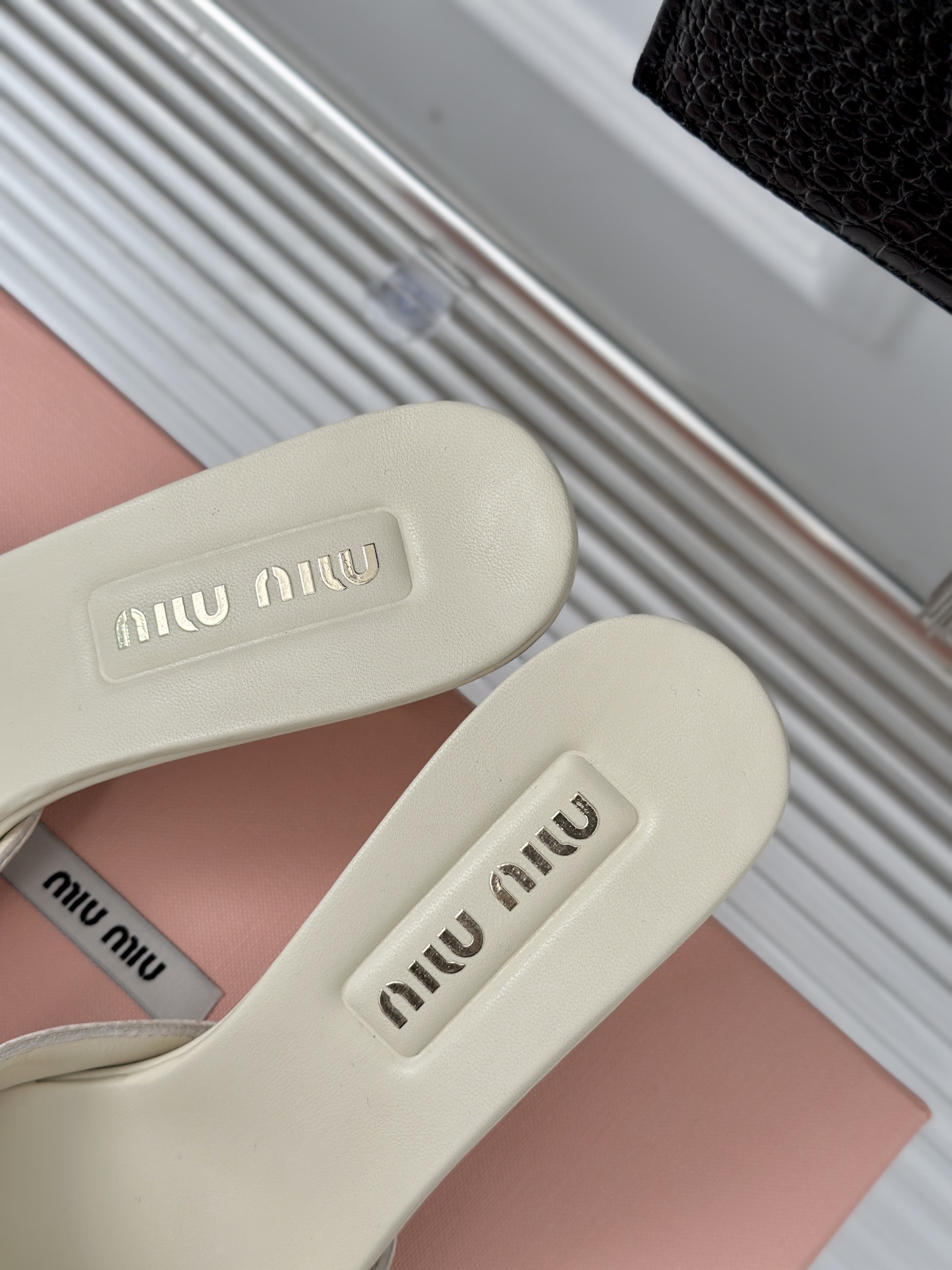MIUMIU24新品经典花朵高跟拖鞋鞋面采用进口真丝内里垫脚均为羊皮意大利进口牛皮大底跟高7.5cm码数