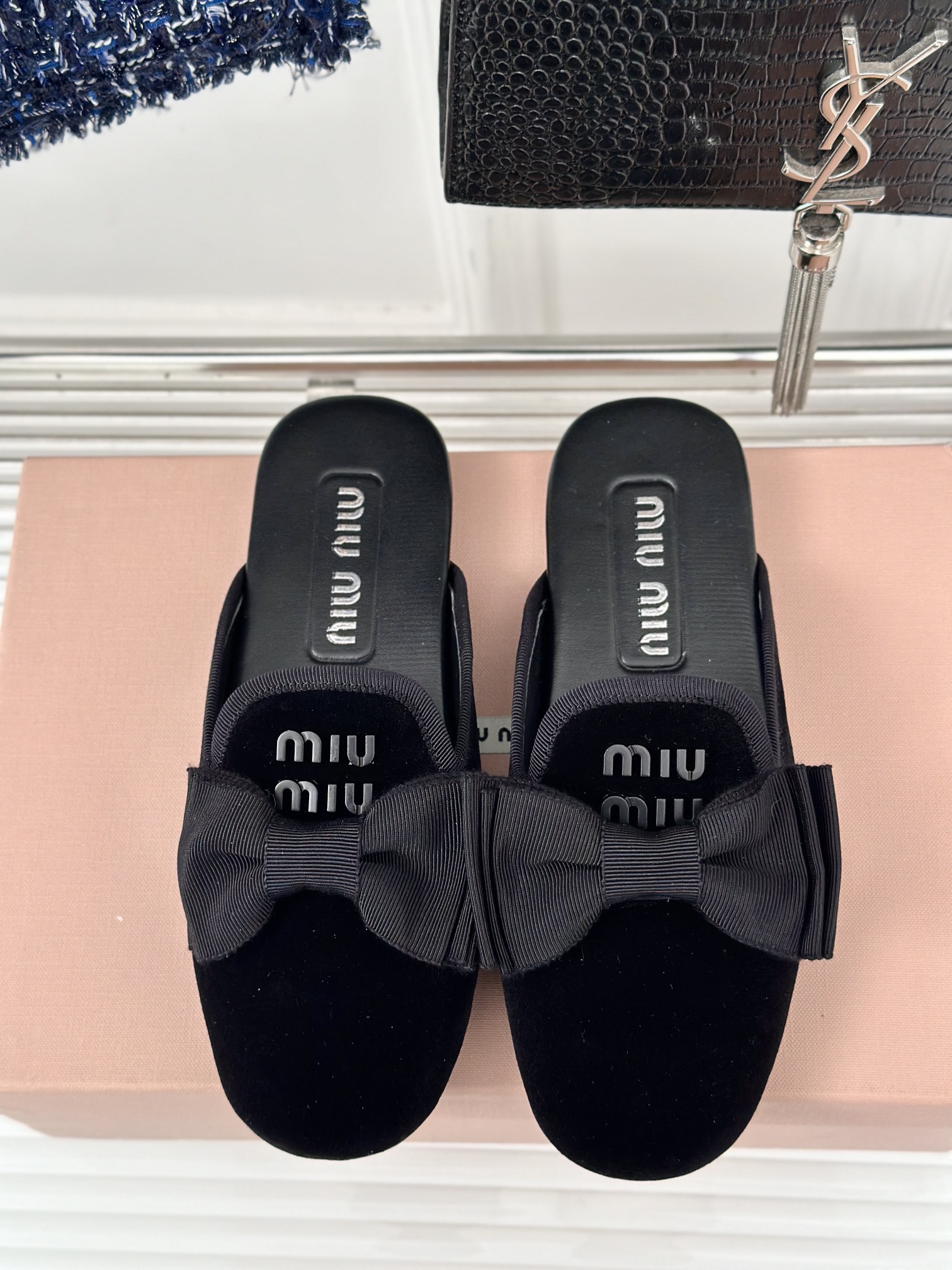 Miumiu丨缪缪24s经典刺绣蝴蝶结乐福鞋穆勒拖半拖鞋第一眼看到这个鞋子就有种软绵绵的感觉简单而带点复