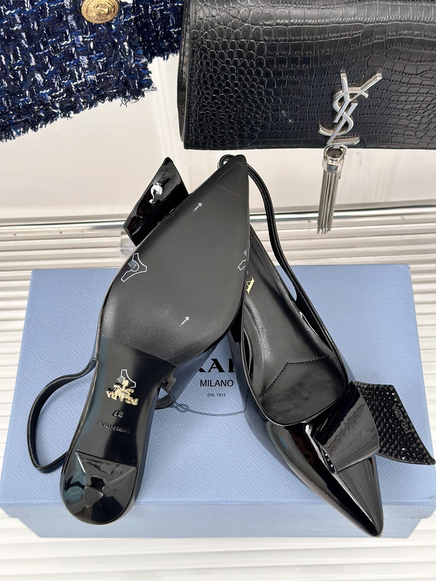 PRADA24s春夏新品水钻蝴蝶结高跟后空凉鞋美到犯规集性感与可爱于一体不得不说他家太会拿捏精致感了蝴蝶