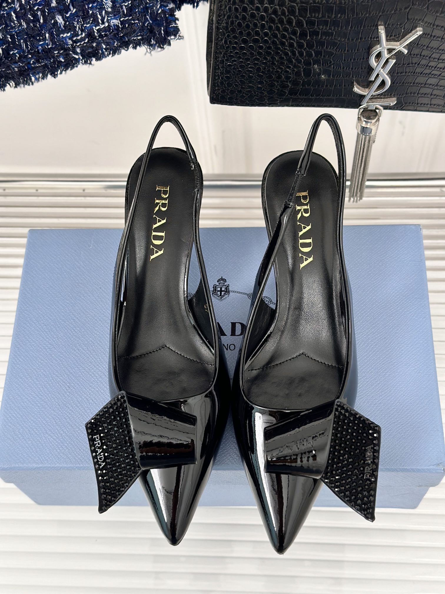 PRADA24s春夏新品水钻蝴蝶结高跟后空凉鞋美到犯规集性感与可爱于一体不得不说他家太会拿捏精致感了蝴蝶