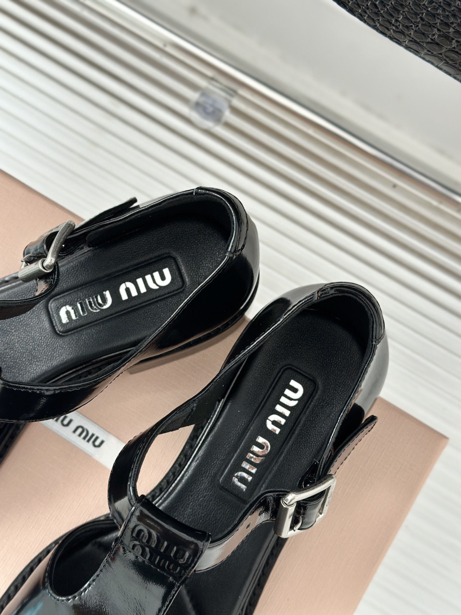 MIUMIU/缪缪经典T字玛丽珍鞋乐福鞋就很有当代的复古那味儿既有单鞋的舒适又有玛丽珍的时髦俏皮脚背上的