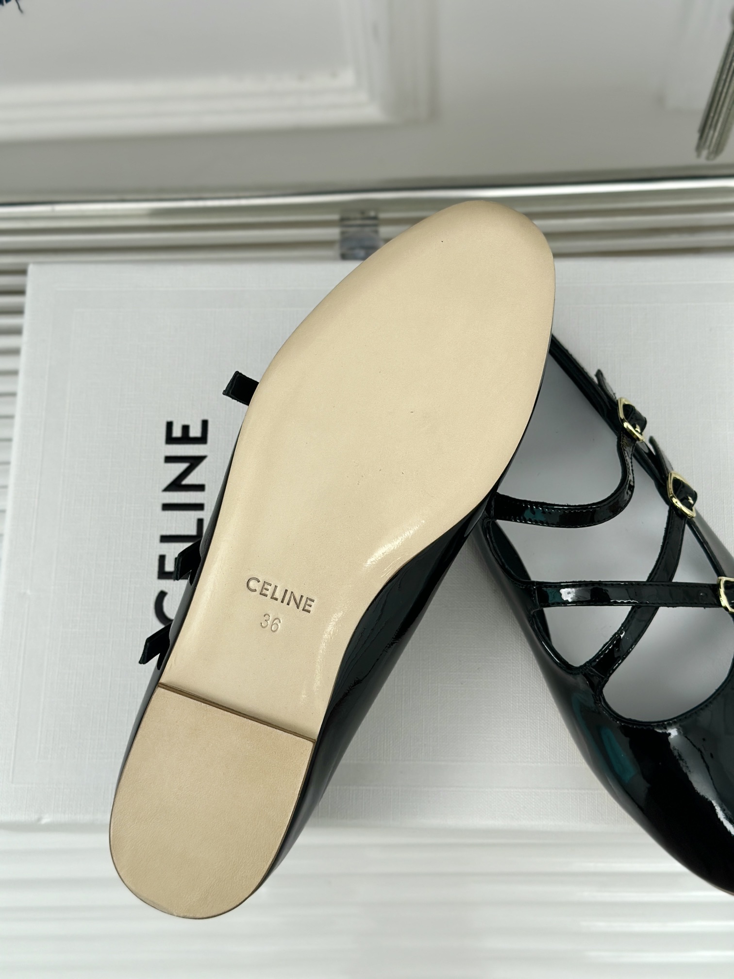 Celine/赛琳24S新品玛丽珍单鞋就很有当代的复古那味儿既有单鞋的舒适又有玛丽珍的时髦俏皮脚背上的三