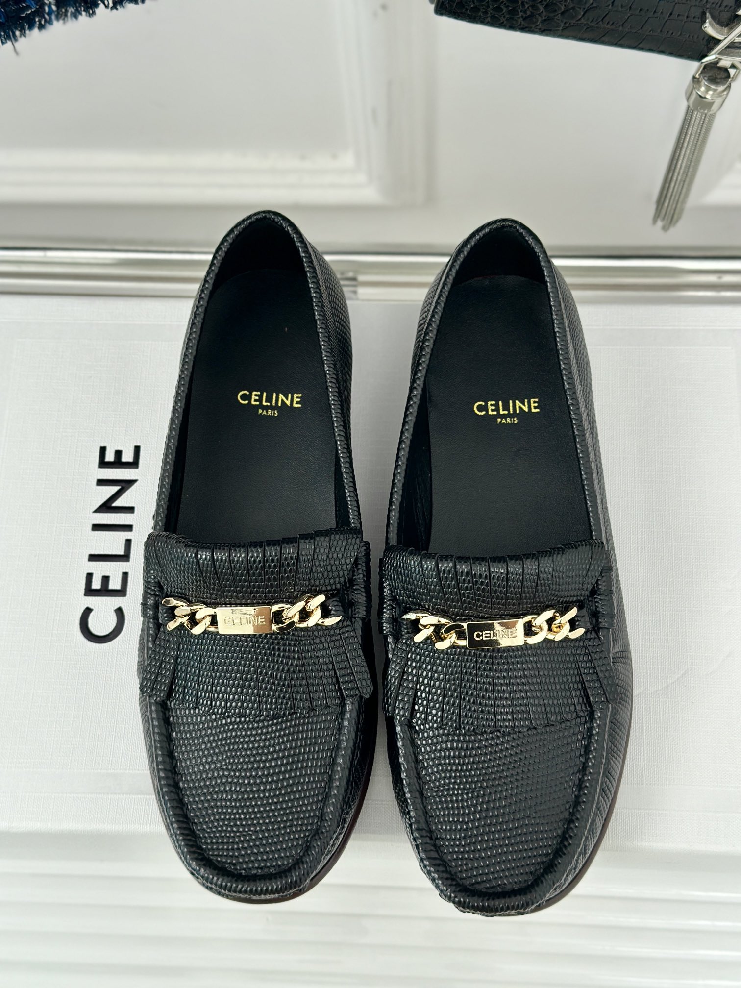 Celine/赛琳经典四季复古乐福鞋这款带流苏的相对其他款多了一些俏皮更加的英伦学院风不挑人穿极简主义风