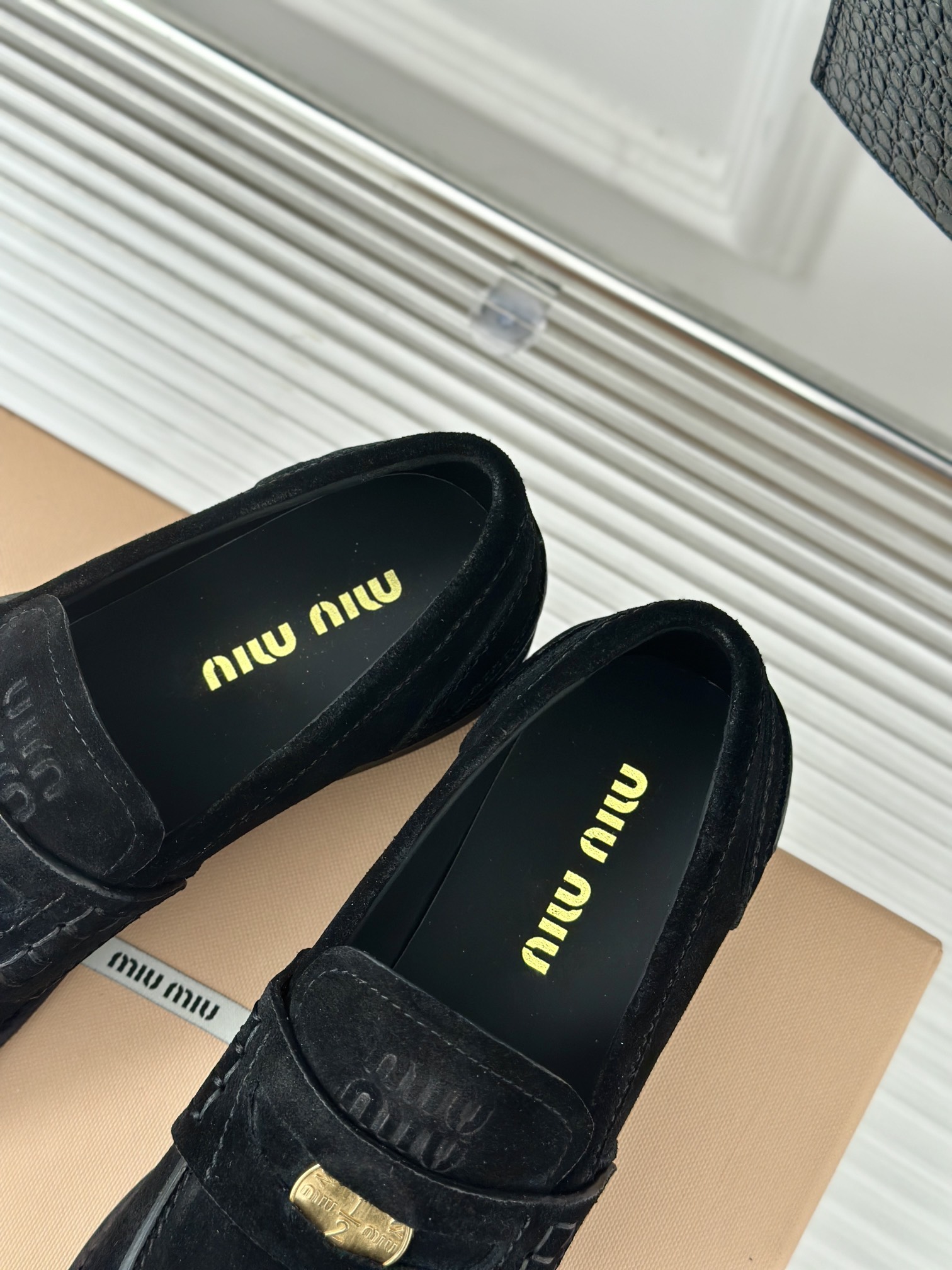 MiuMiu/缪缪经典走秀款钱币乐福鞋最近风很大的金币乐福鞋被挖到了满满的复古英伦感顺带着一股学院风中间