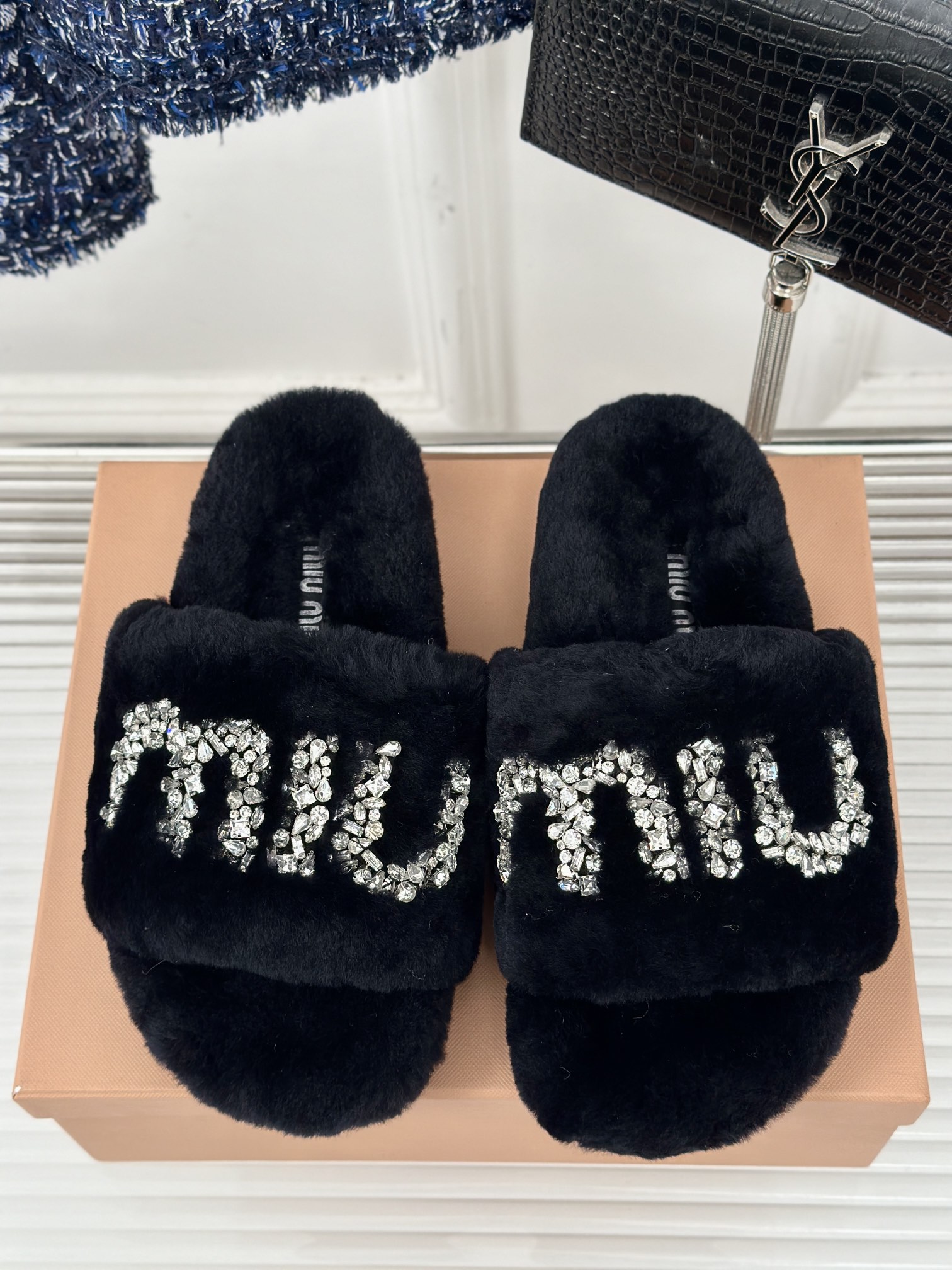 MIUMIU经典秋冬厚底水钻毛毛拖鞋这季节美鞋太多这款毛拖真的是让我无法自拔真太可爱了毛茸茸的羊毛是选用