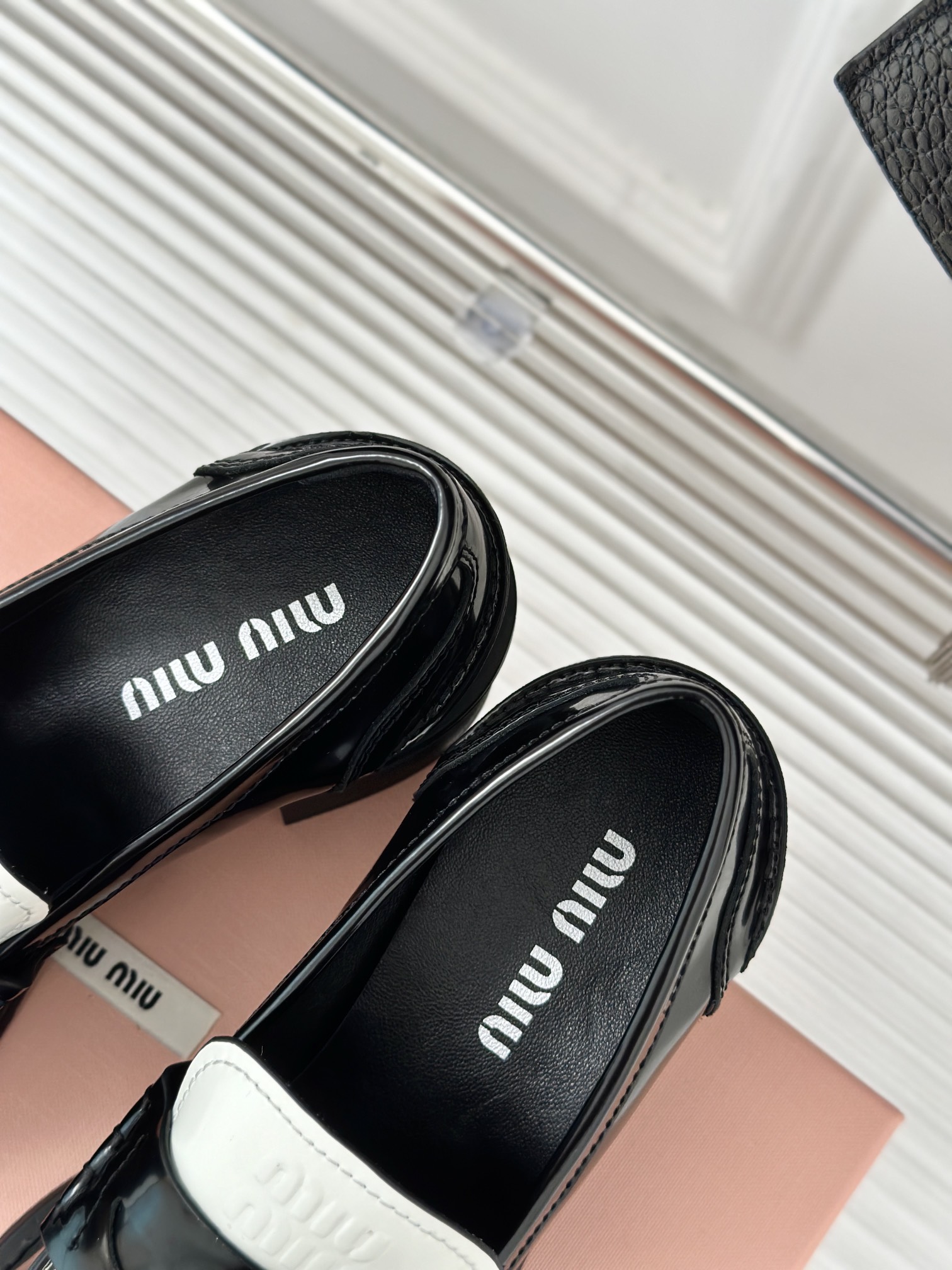 MiuMiu/缪缪经典走秀款钱币乐福鞋最近风很大的金币乐福鞋被挖到了满满的复古英伦感顺带着一股学院风中间