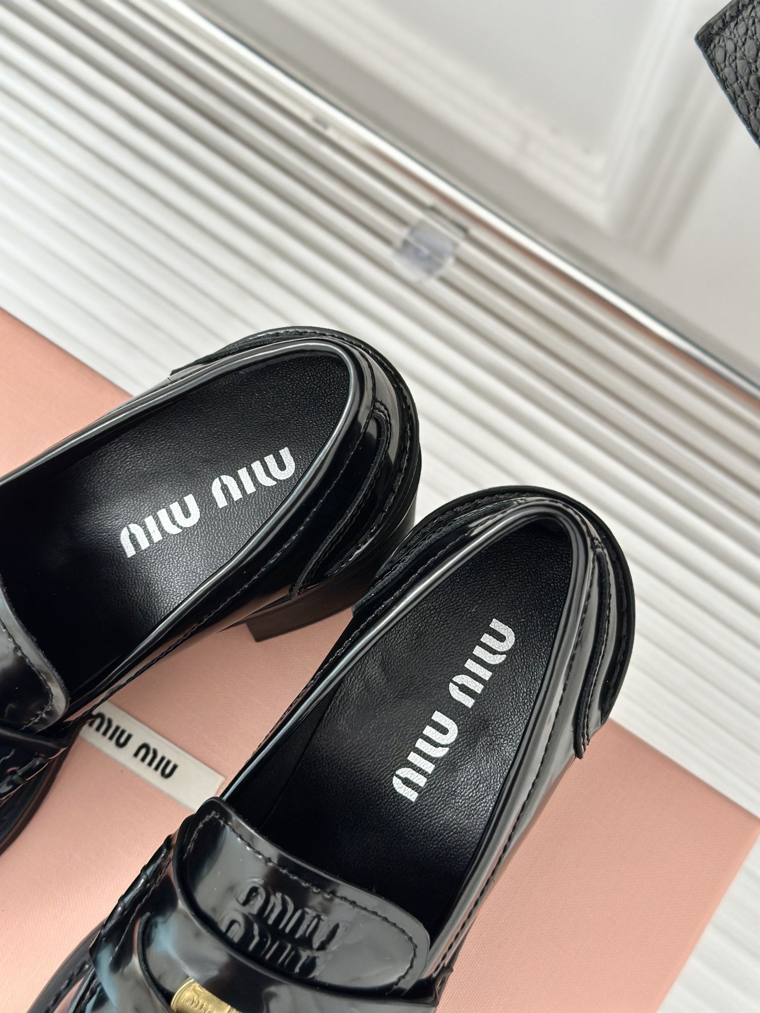 MiuMiu/缪缪经典走秀款钱币乐福鞋最近风很大的金币乐福鞋被挖到了满满的复古英伦感顺带着一股学院风中间