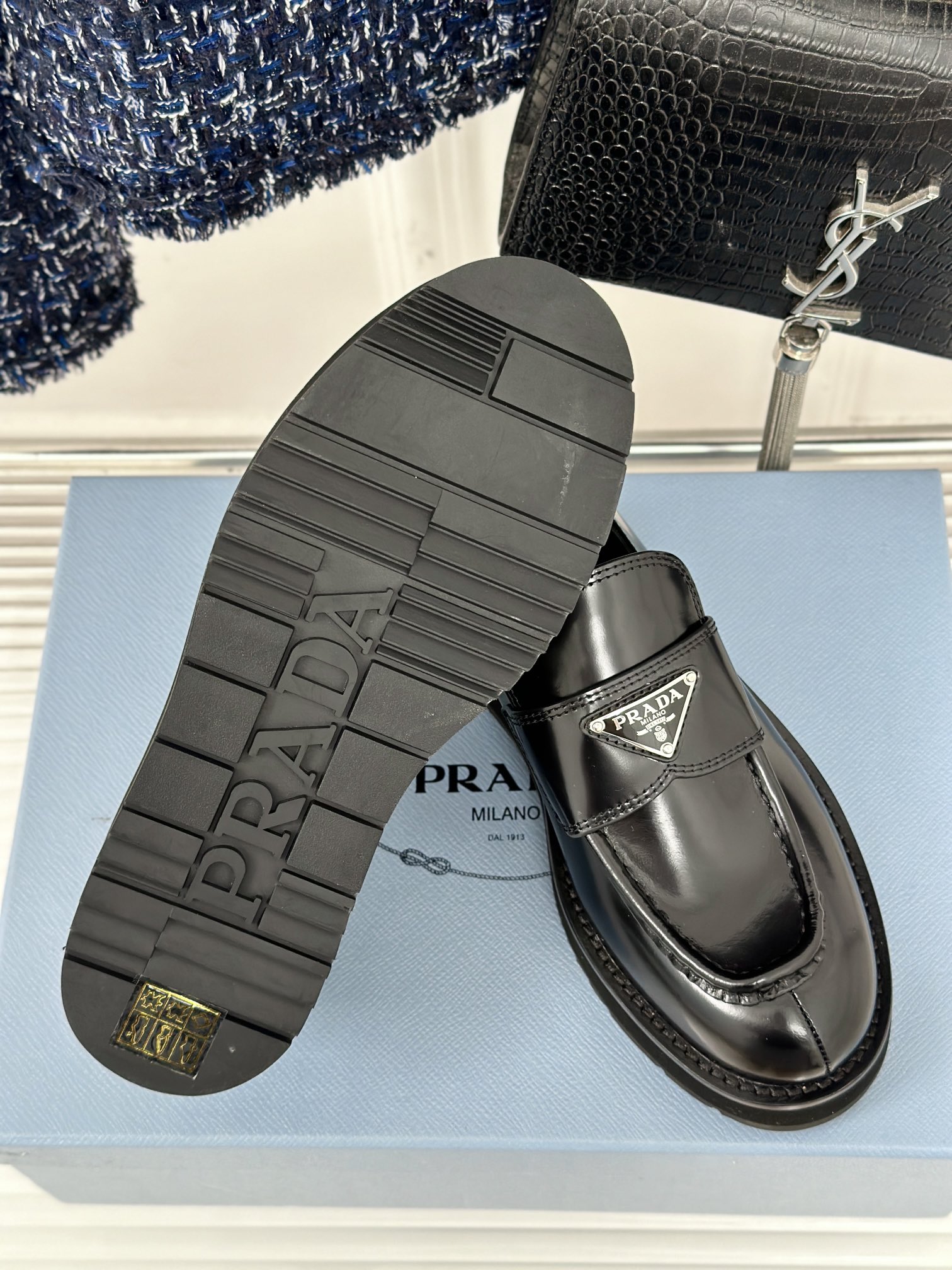 PRADA/普拉达经典三角标乐福鞋面料采用开边珠牛皮内里垫脚均为牛皮原版开模TPU大底Size女35-3