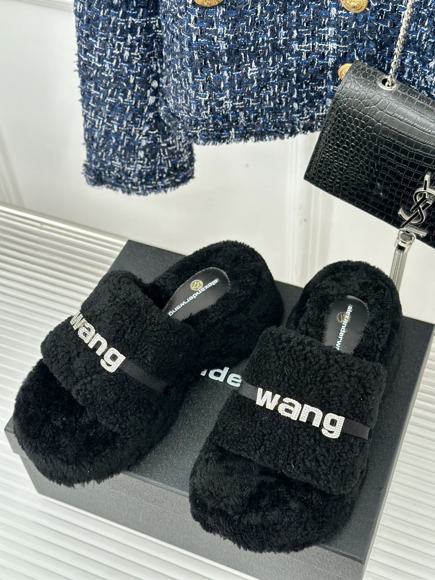 Alexanderwang亚历山大王25ss秋冬新品厚底松糕水钻字母毛毛拖鞋秋天拥有一双好看又时髦的羊毛