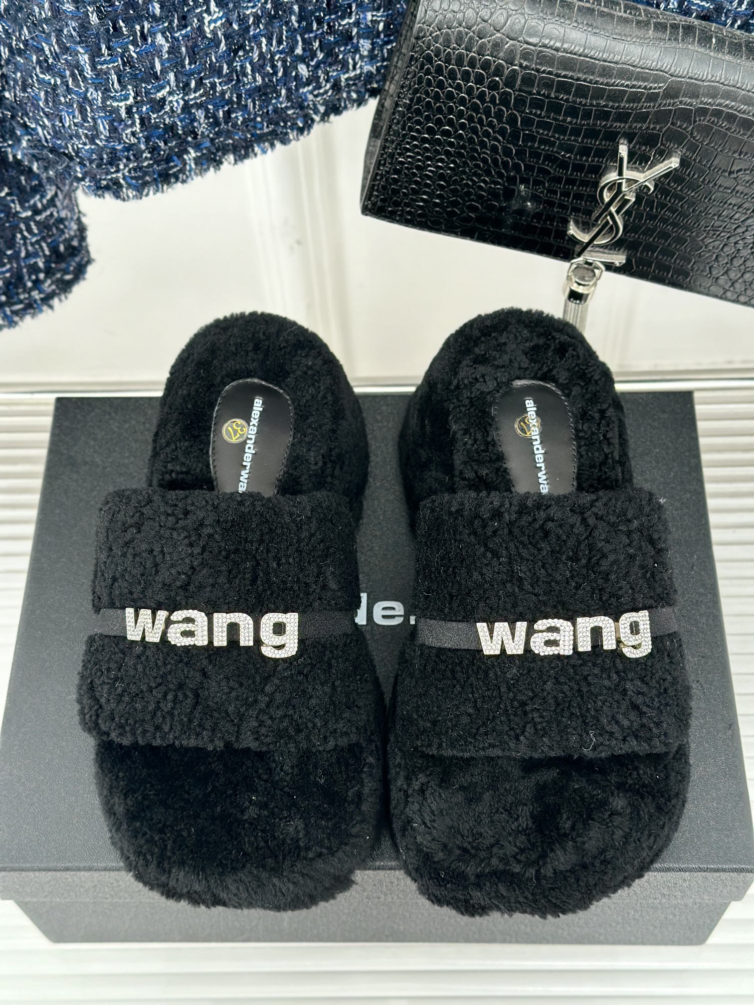 Alexanderwang亚历山大王25ss秋冬新品厚底松糕水钻字母毛毛拖鞋秋天拥有一双好看又时髦的羊毛