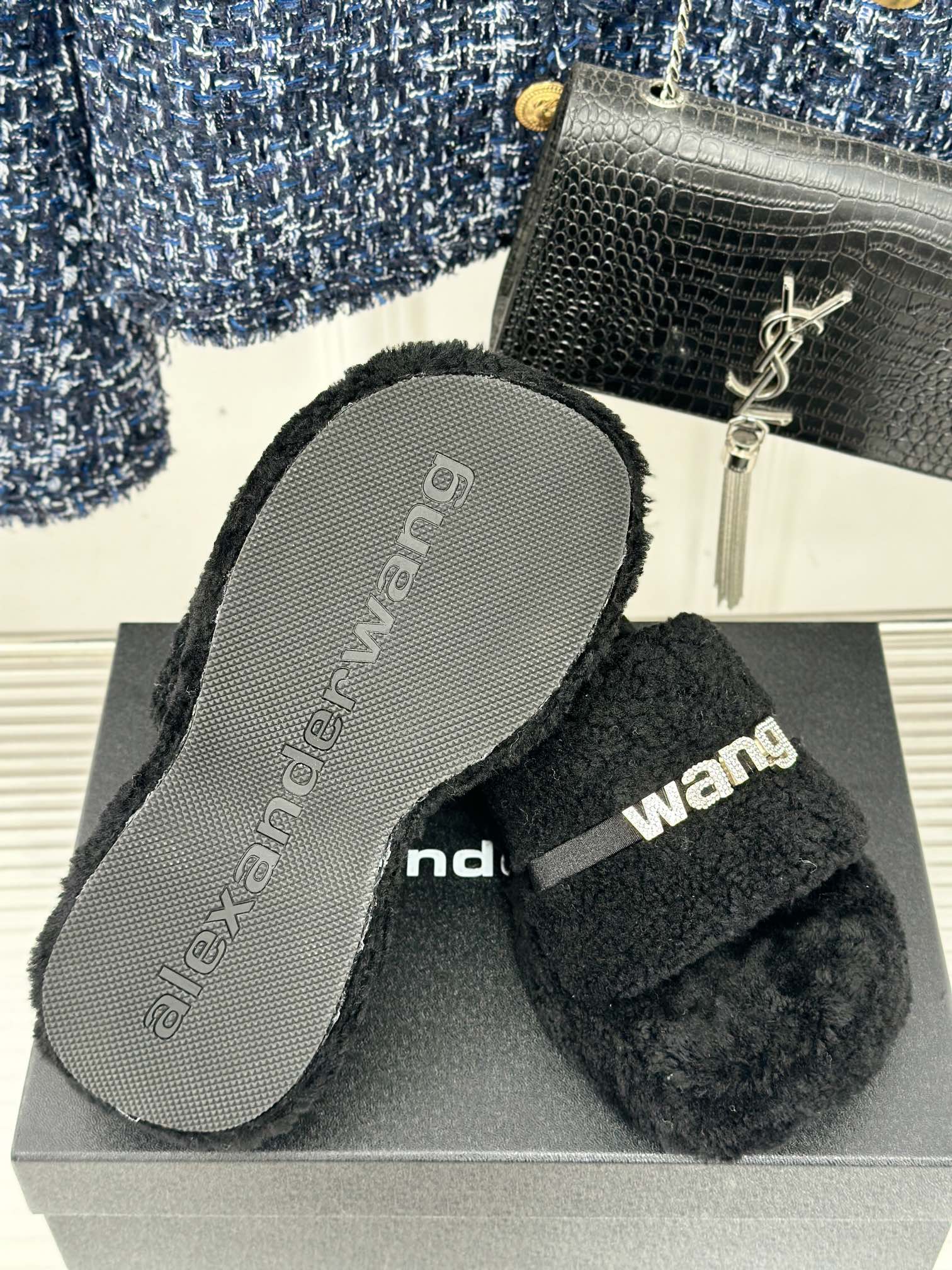 Alexanderwang亚历山大王25ss秋冬新品厚底松糕水钻字母毛毛拖鞋秋天拥有一双好看又时髦的羊毛