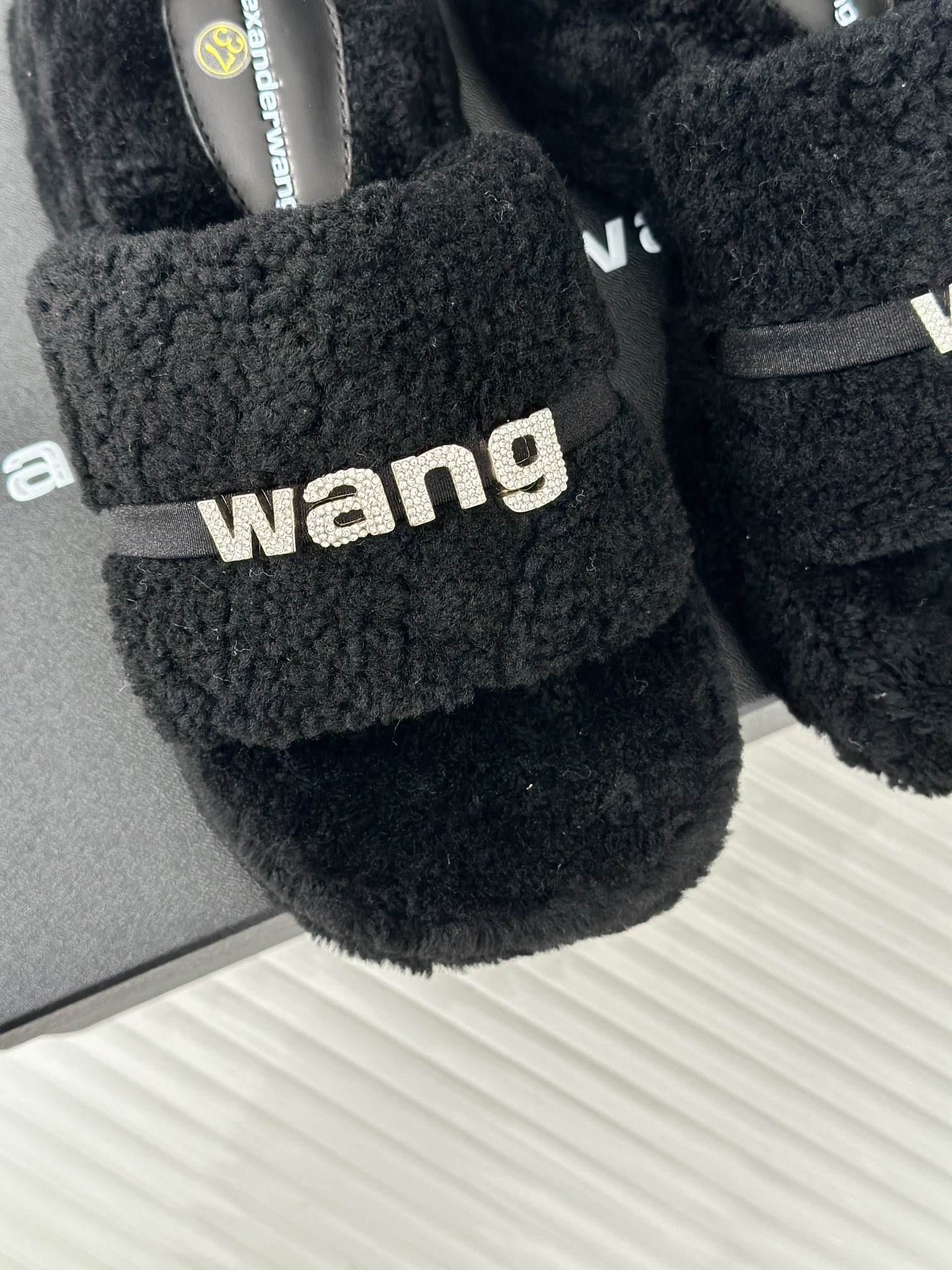 Alexanderwang亚历山大王25ss秋冬新品厚底松糕水钻字母毛毛拖鞋秋天拥有一双好看又时髦的羊毛