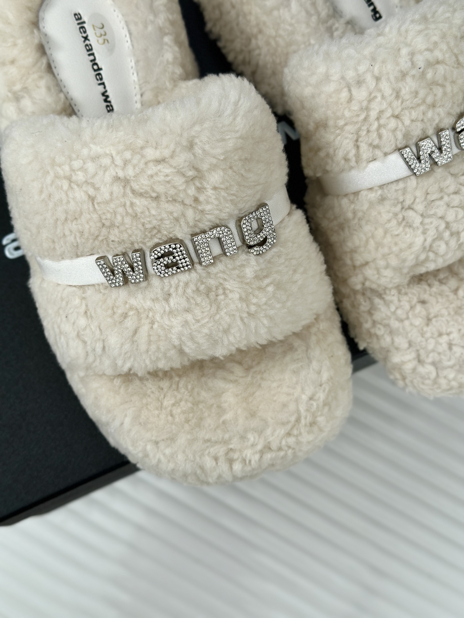 Alexanderwang亚历山大王25ss秋冬新品厚底松糕水钻字母毛毛拖鞋秋天拥有一双好看又时髦的羊毛