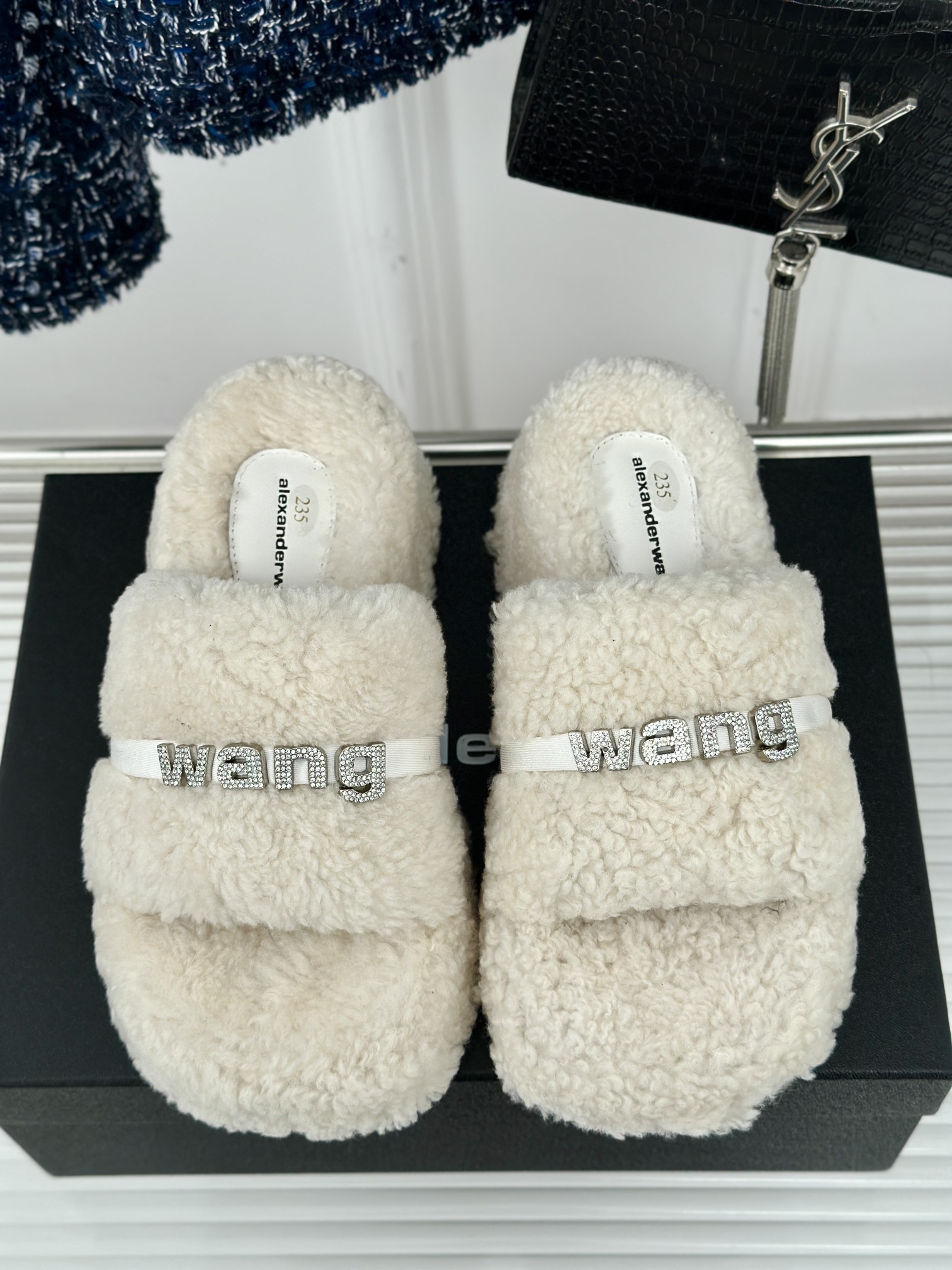 Alexanderwang亚历山大王25ss秋冬新品厚底松糕水钻字母毛毛拖鞋秋天拥有一双好看又时髦的羊毛