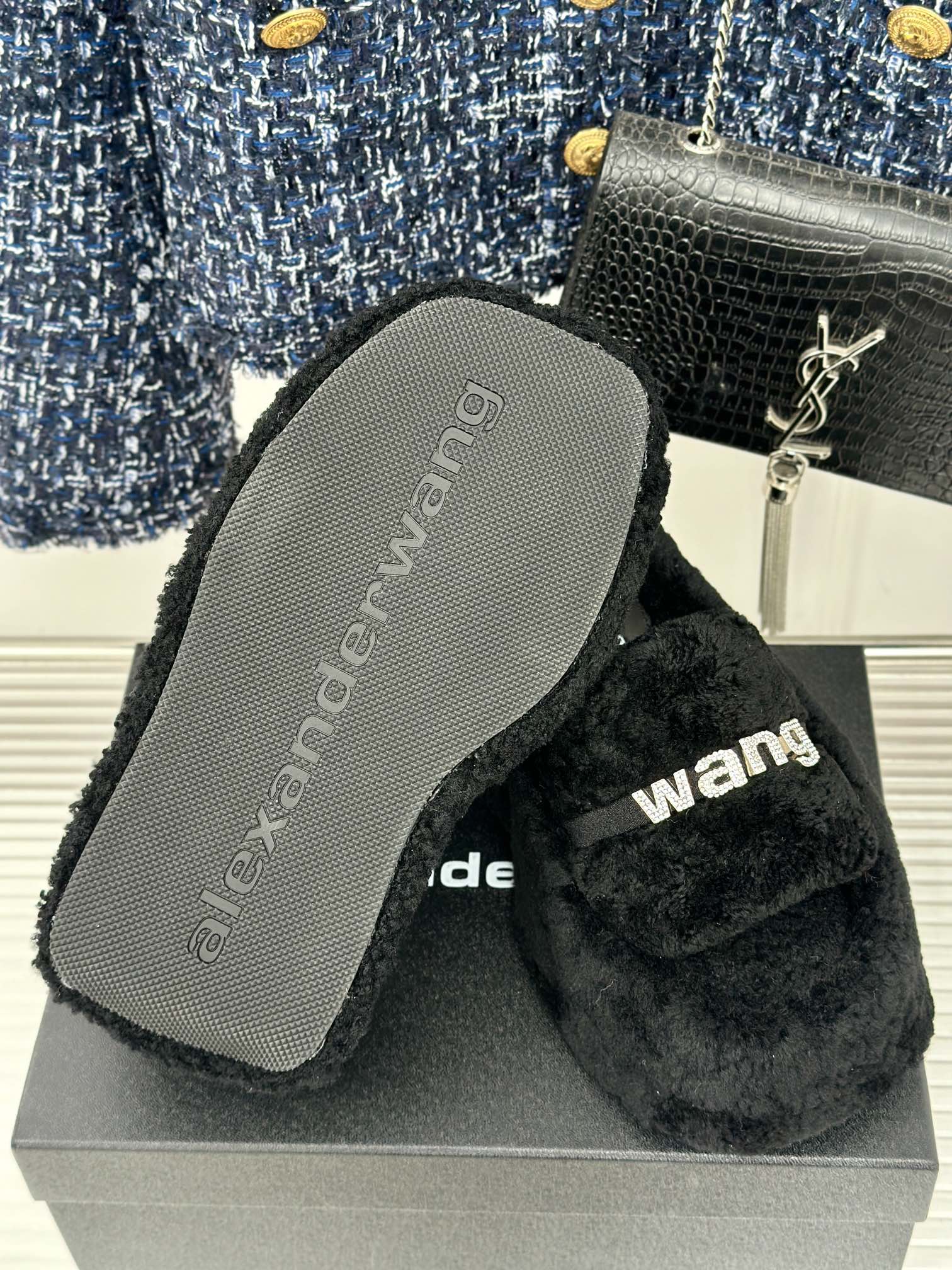 Alexanderwang亚历山大王25ss秋冬新品厚底松糕水钻字母毛毛拖鞋秋天拥有一双好看又时髦的羊毛