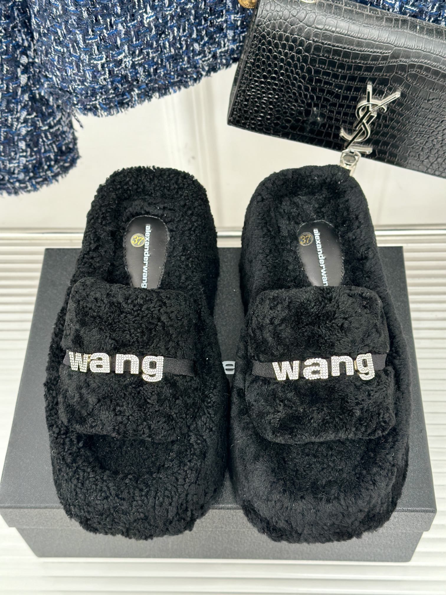 Alexanderwang亚历山大王25ss秋冬新品厚底松糕水钻字母毛毛拖鞋秋天拥有一双好看又时髦的羊毛