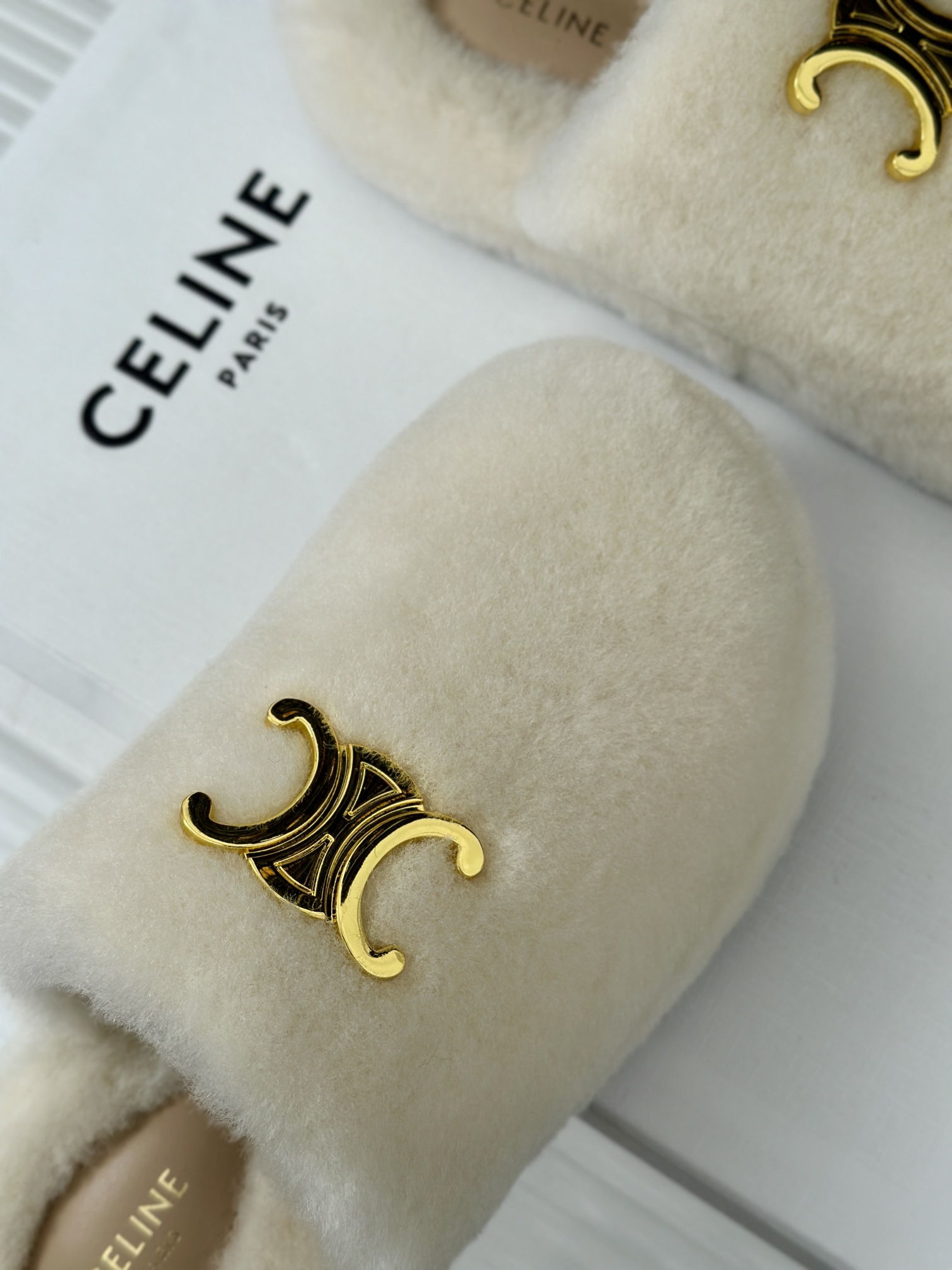 Celine/赛琳24ss新款毛毛拖鞋！这款毛拖真的是真太可爱了柔软蓬松的毛毛舒服暖脚!增高显腿长!秋冬