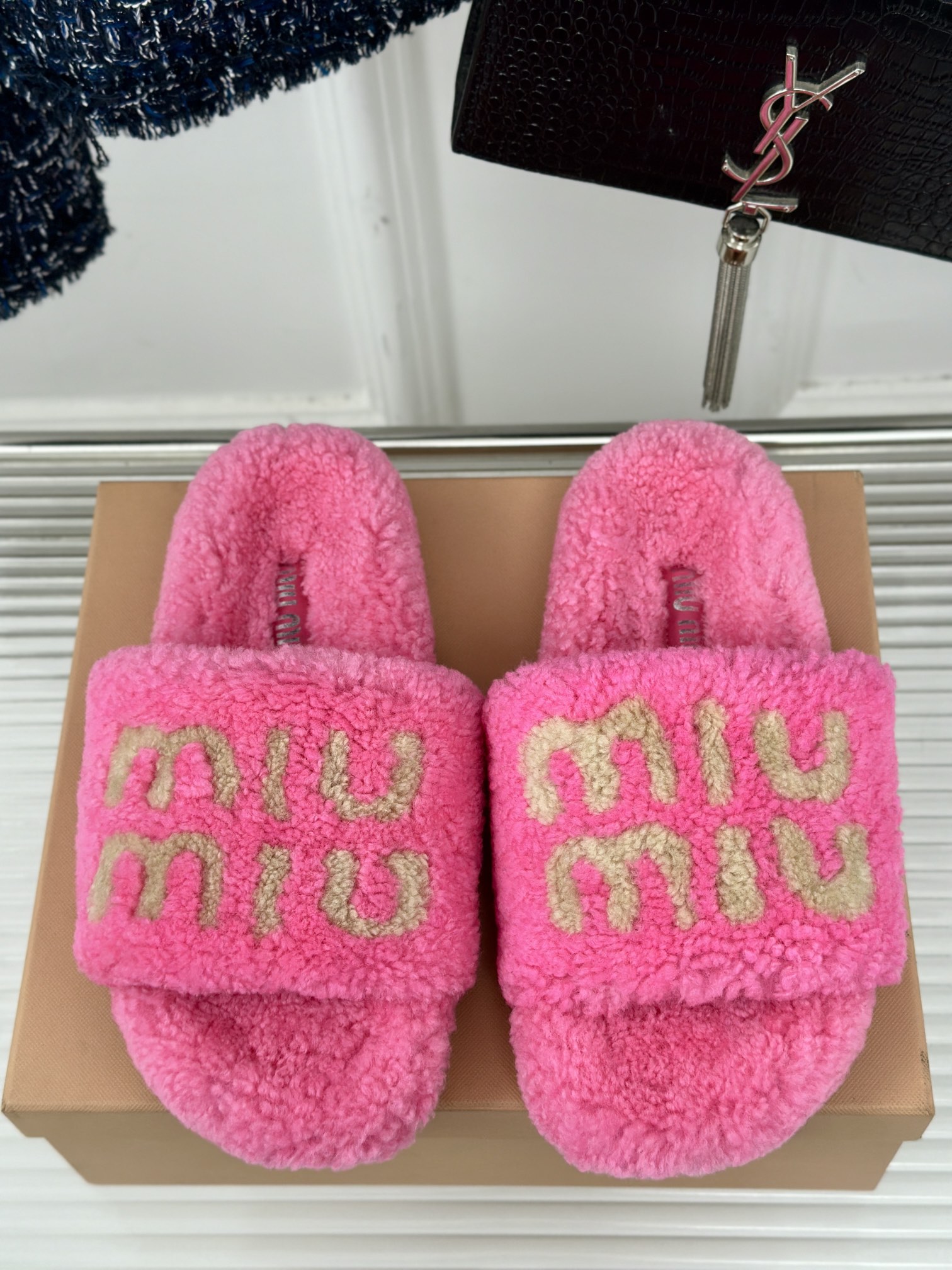 MIUMIU经典秋冬字母毛毛拖鞋这季节美鞋太多这款毛拖真的是让我无法自拔真太可爱了毛茸茸的羊毛是选用欧洲