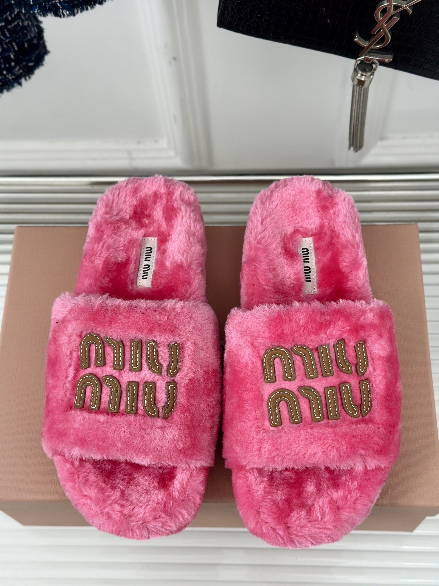 MIUMIU经典秋冬字母毛毛拖鞋这季节美鞋太多这款毛拖真的是让我无法自拔真太可爱了毛茸茸的羊毛是选用欧洲