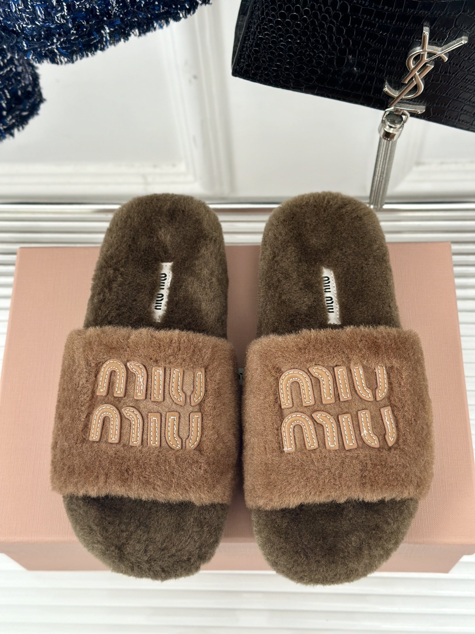 MIUMIU经典秋冬字母毛毛拖鞋这季节美鞋太多这款毛拖真的是让我无法自拔真太可爱了毛茸茸的羊毛是选用欧洲