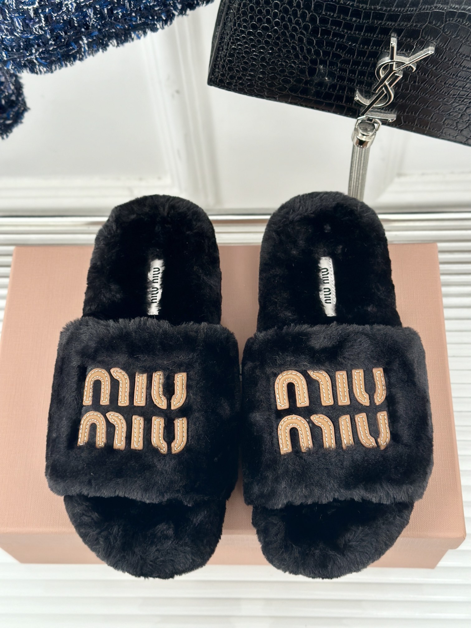 MIUMIU经典秋冬字母毛毛拖鞋这季节美鞋太多这款毛拖真的是让我无法自拔真太可爱了毛茸茸的羊毛是选用欧洲