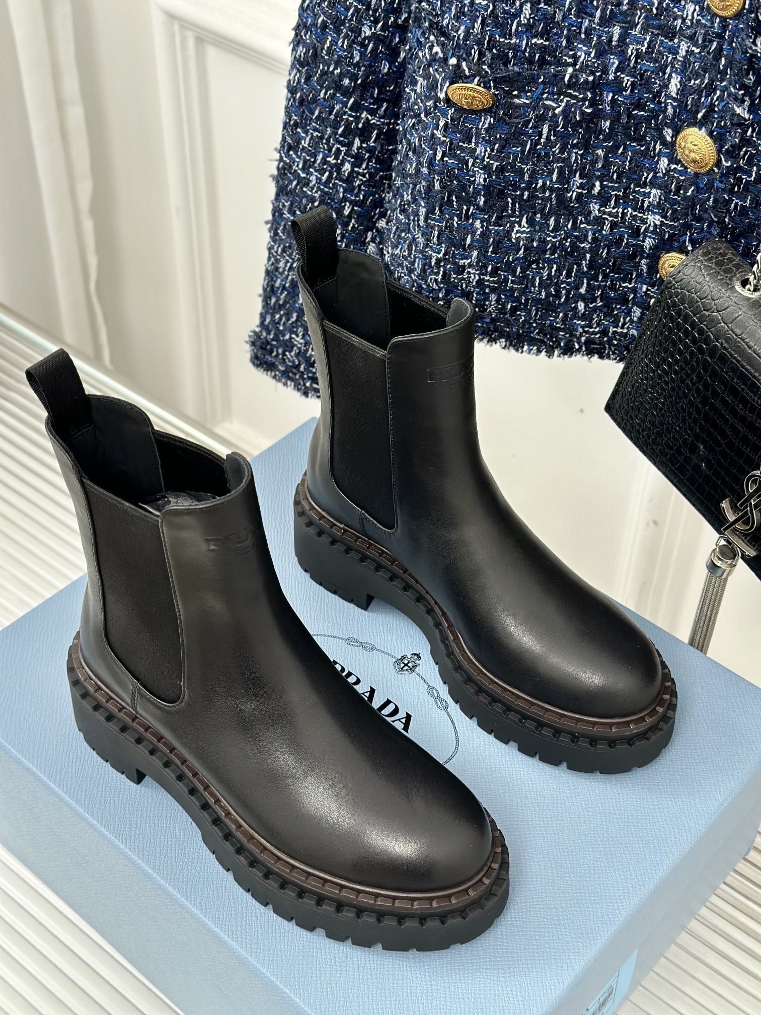 PRADA/普拉达24s秋冬新品松糕厚底复古擦色做旧短靴秋冬T台走秀主推款！复古带点贵气的感觉上脚非常完