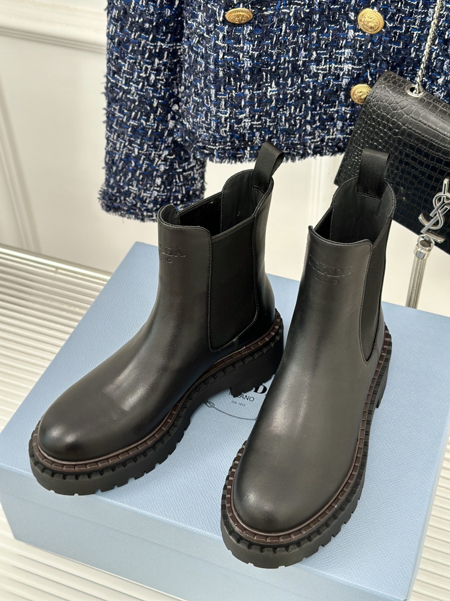 PRADA/普拉达24s秋冬新品松糕厚底复古擦色做旧短靴秋冬T台走秀主推款！复古带点贵气的感觉上脚非常完