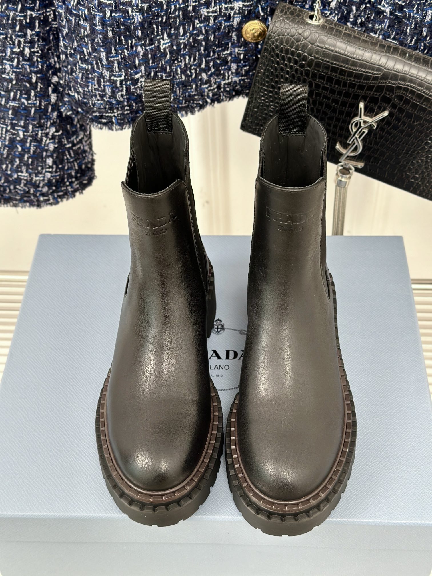 PRADA/普拉达24s秋冬新品松糕厚底复古擦色做旧短靴秋冬T台走秀主推款！复古带点贵气的感觉上脚非常完