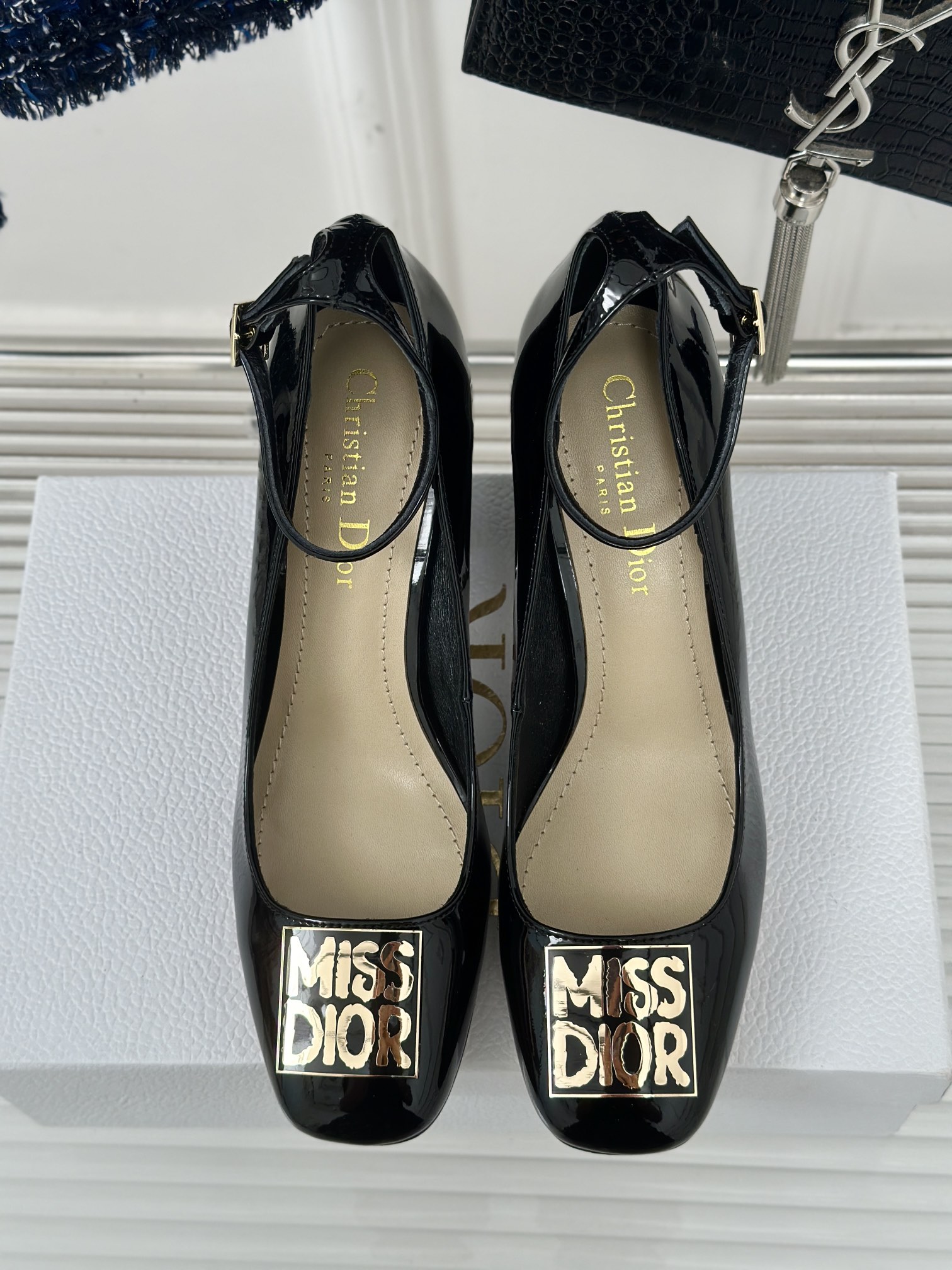 MissDior/迪奥经典巴黎走秀款秋冬新品金属扣单鞋系列这款Miss单鞋系列巴黎走秀爆款优雅时尚采用漆