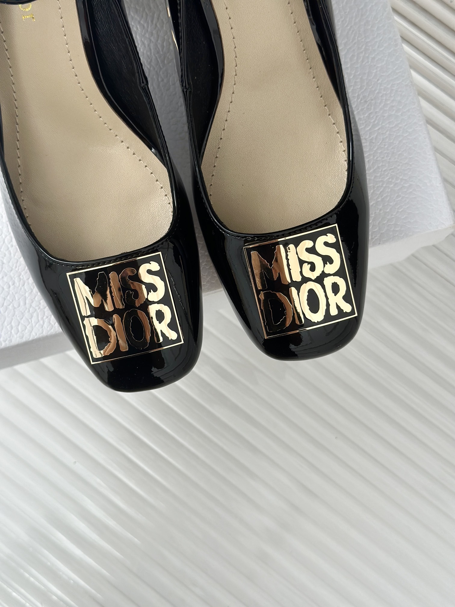 MissDior/迪奥经典巴黎走秀款秋冬新品金属扣单鞋系列这款Miss单鞋系列巴黎走秀爆款优雅时尚采用漆