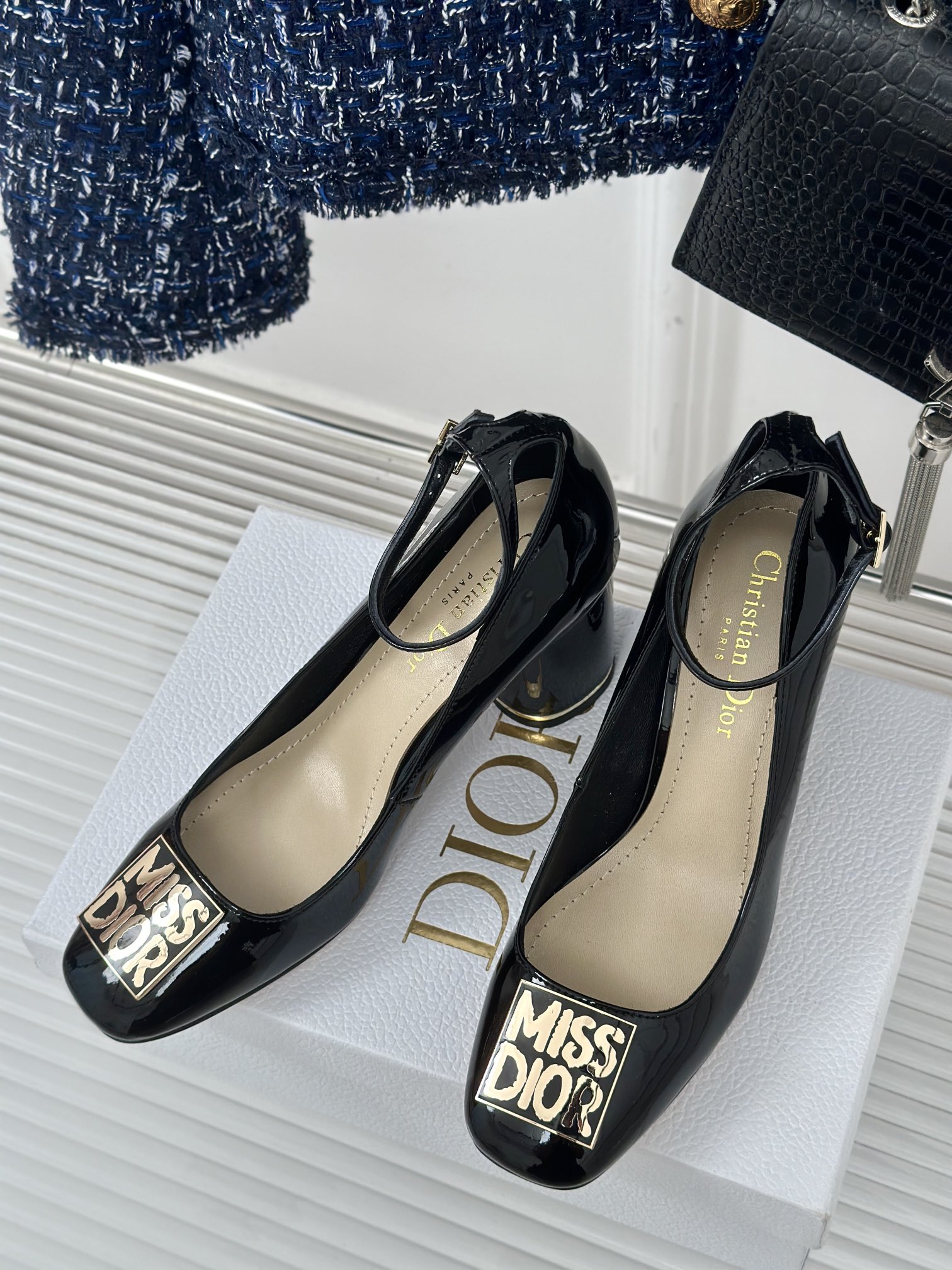 MissDior/迪奥经典巴黎走秀款秋冬新品金属扣单鞋系列这款Miss单鞋系列巴黎走秀爆款优雅时尚采用漆