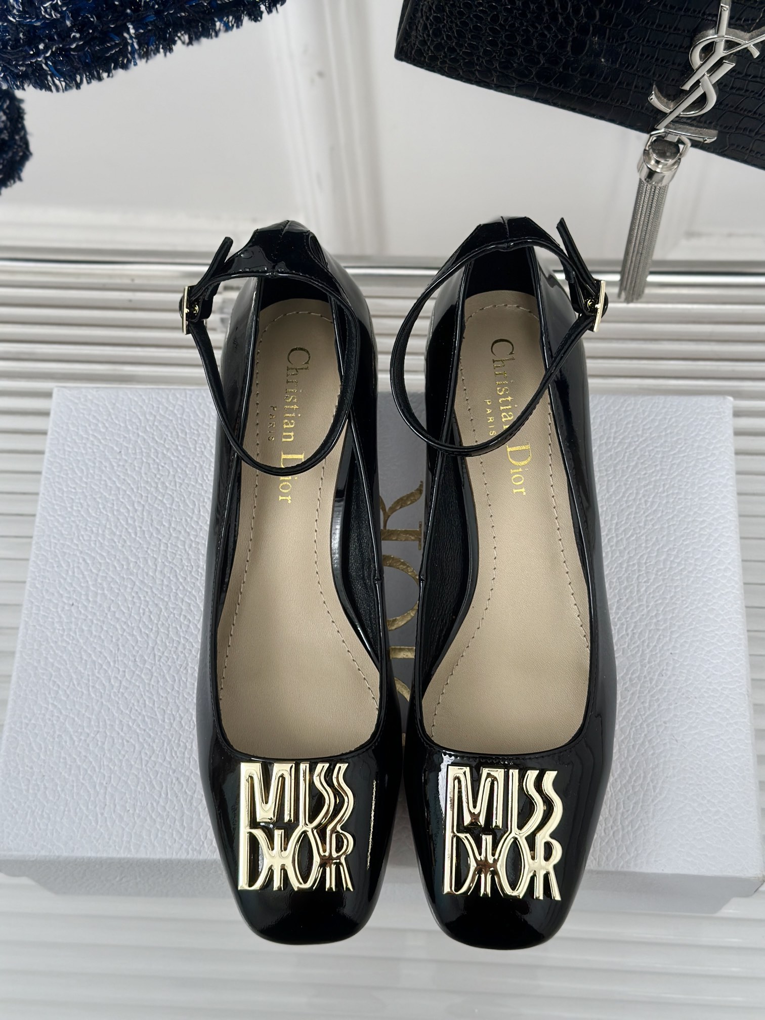 MissDior/迪奥经典巴黎走秀款秋冬新品金属扣单鞋系列这款Miss单鞋系列巴黎走秀爆款优雅时尚采用漆