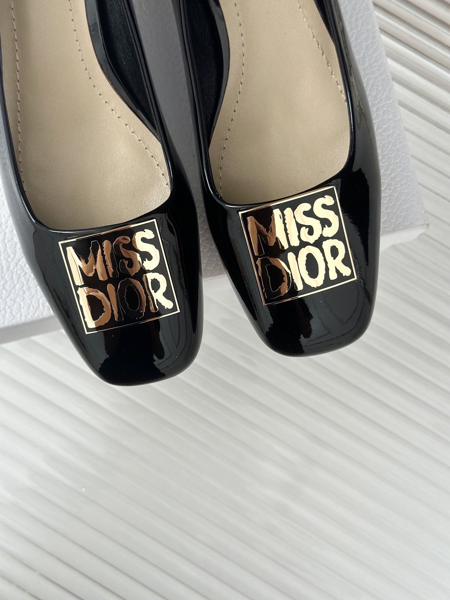 MissDior/迪奥经典巴黎走秀款秋冬新品金属扣单鞋系列这款Miss单鞋系列巴黎走秀爆款优雅时尚采用漆