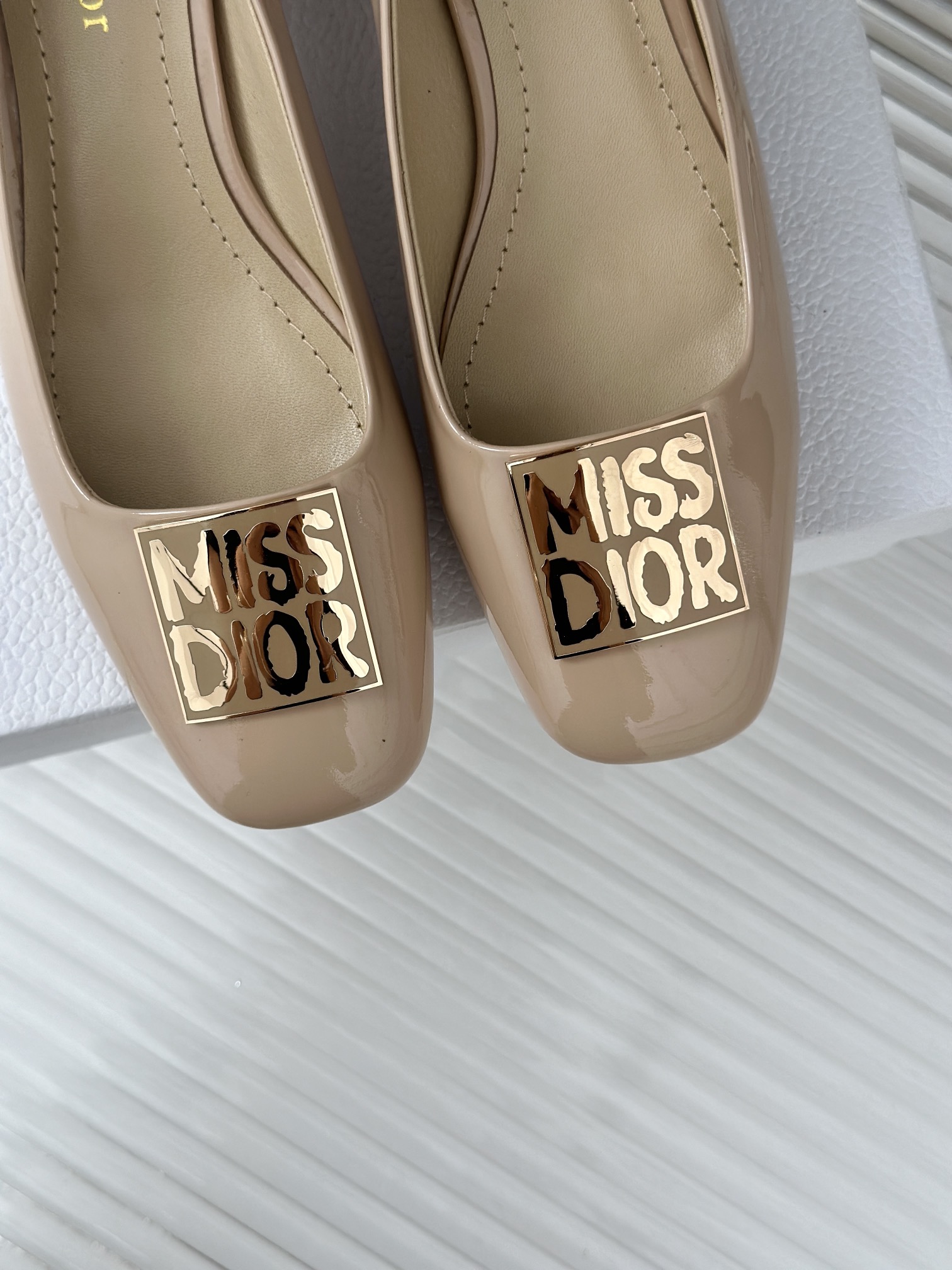 MissDior/迪奥经典巴黎走秀款秋冬新品金属扣单鞋系列这款Miss单鞋系列巴黎走秀爆款优雅时尚采用漆