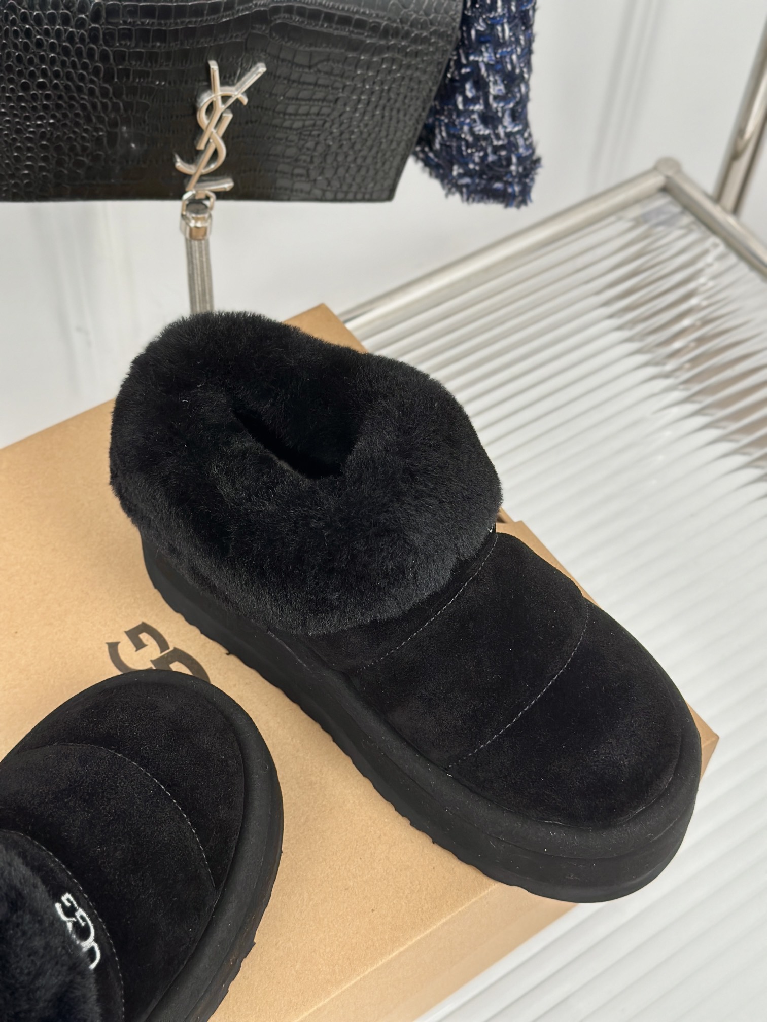 UGG24ss新品厚底雪地靴这无法抗拒的新时尚今年的厚底系列真的是小个子的福音轻便好穿要温暖更要大长腿！