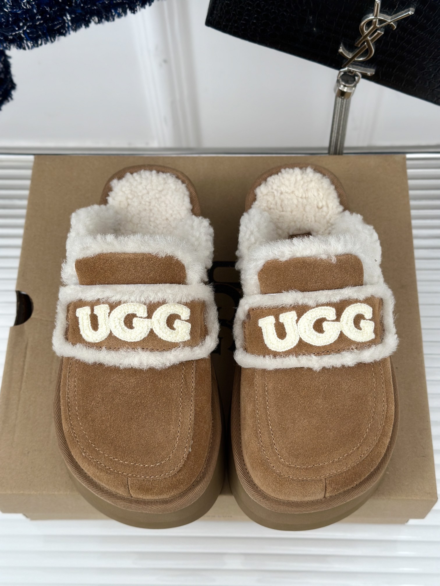 UGG24ss新品厚底字母半拖毛毛鞋这无法抗拒的新时尚今年的厚底系列真的是小个子的福音轻便好穿要温暖更要